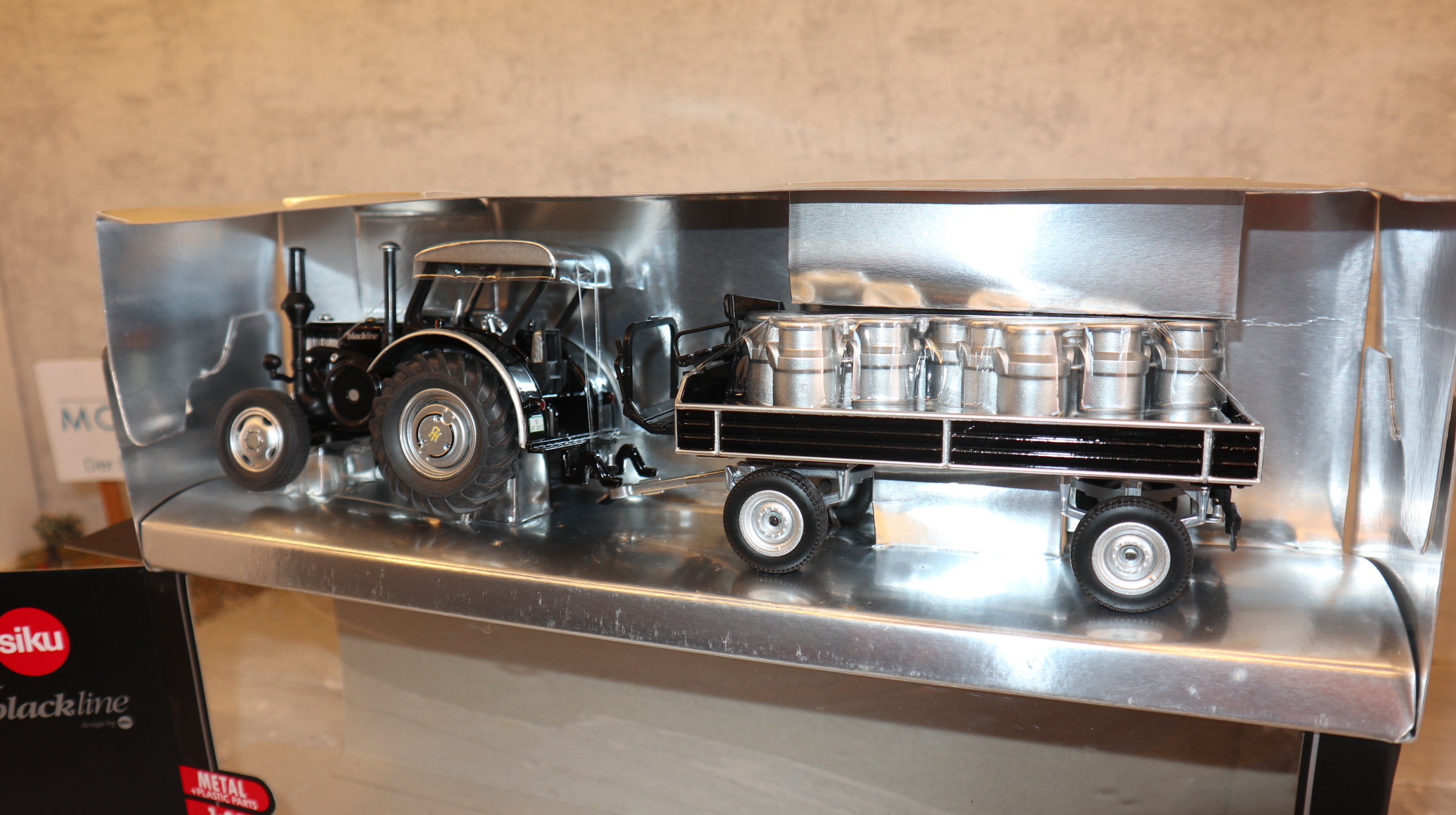 Siku 8502 in 1:32, LANZ Bulldog mit Anhänger, Blackline, NEU in OVP