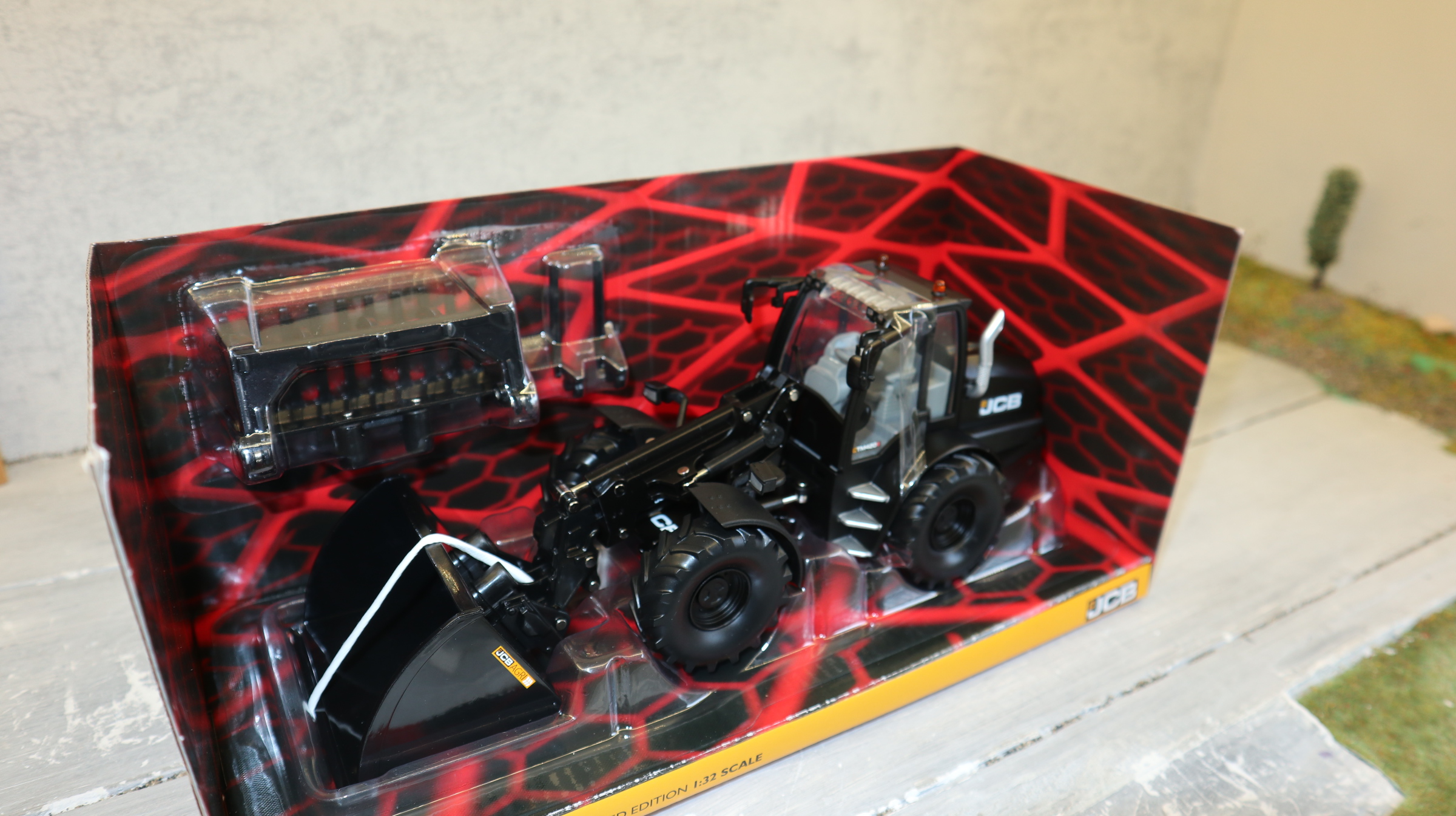 Britains 43387 in 1:32,  JCB TM420S Black Edition, NEU  in OVP