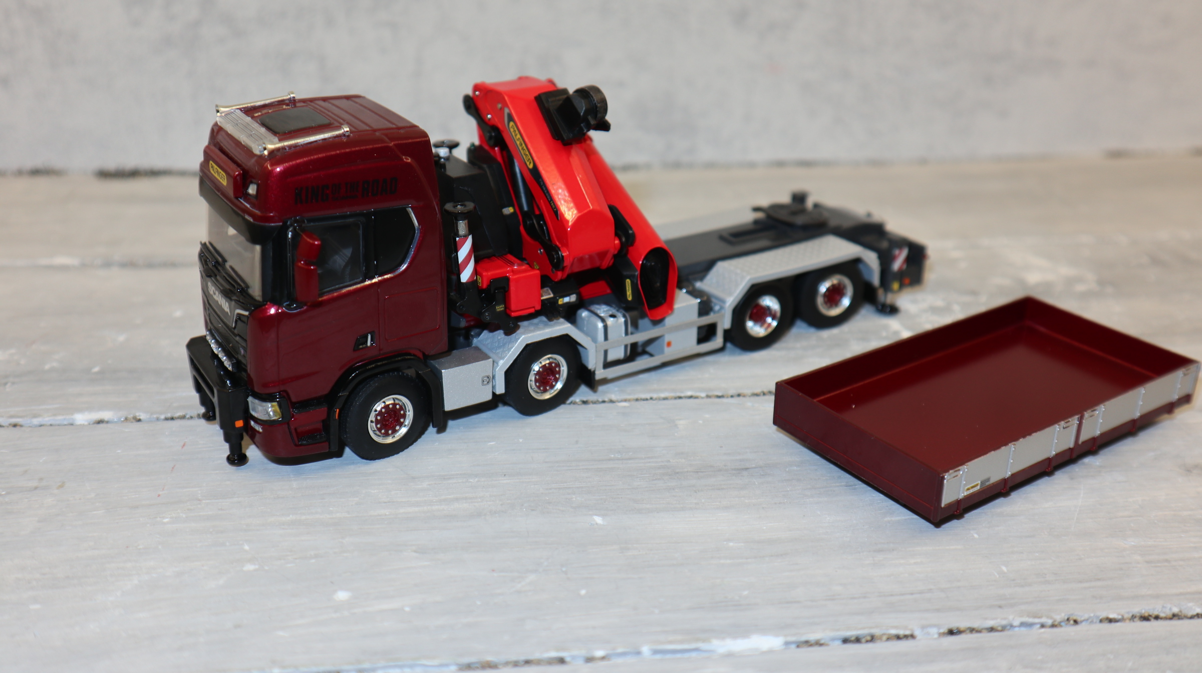 WSI 02-2947 in 1:50, SCANIA R Highline CR 20H ROT 8x2 mit Palfinger PK 135002 TEC