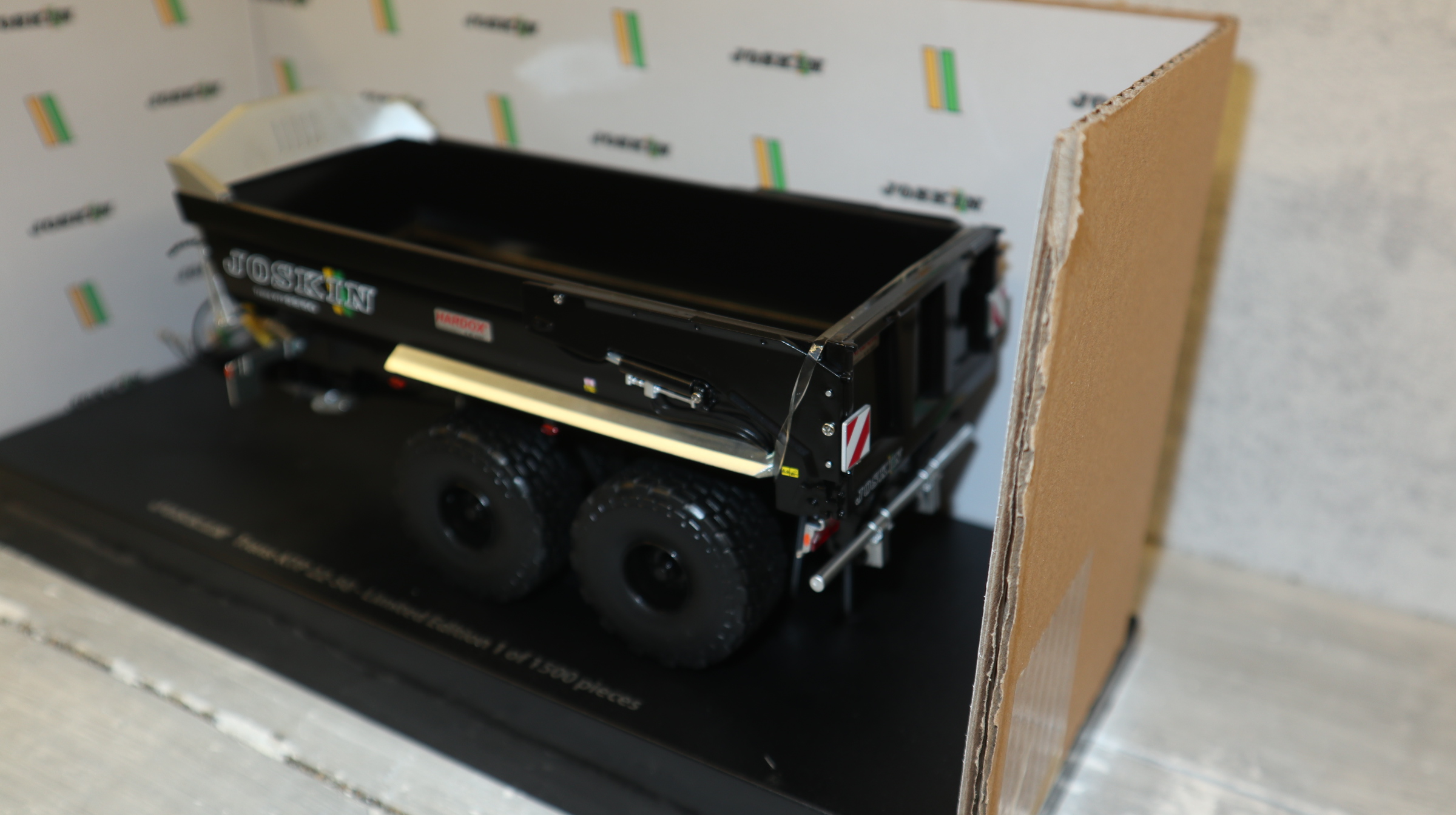 Universal Hobbies UH 6805 in 1:32, Joskin Trans-KTP 22-50 BLACK Edition,  NEU in OVP