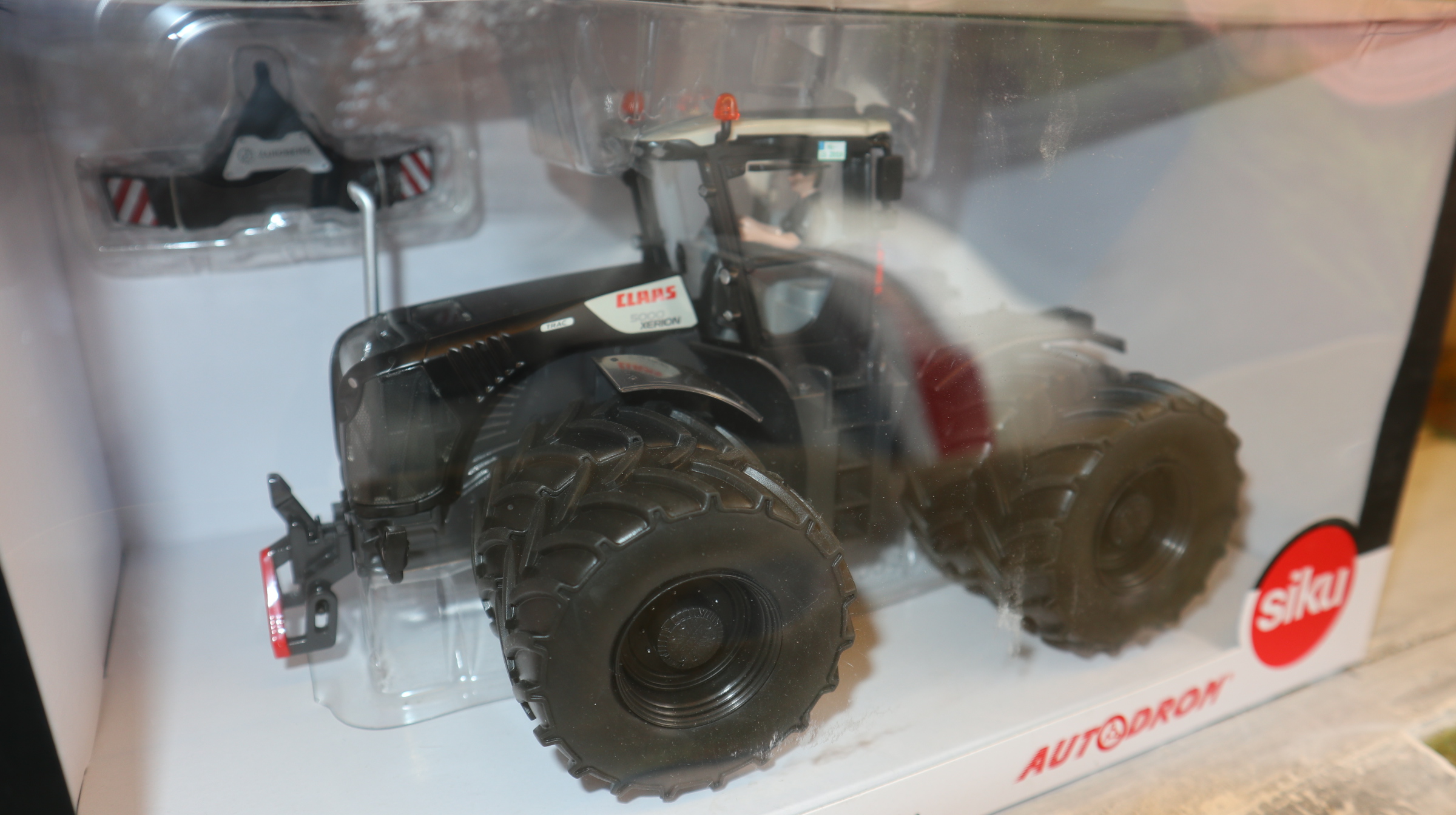 Siku 8517 in 1:32, Claas Xerion 5000 BLACKLINE Doppelbereift,  NEU in  OVP