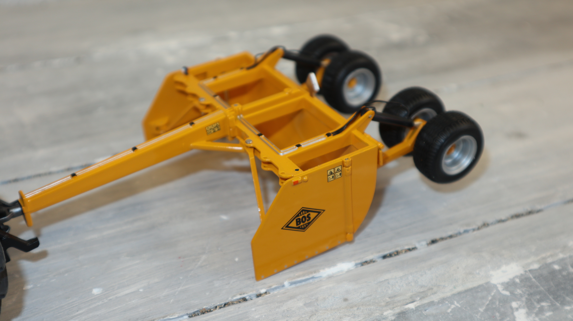 ROS 601376 in 1:32, BOS Box Scraper in GELB, Sondermodell 1000 Stück,  NEU in OVP