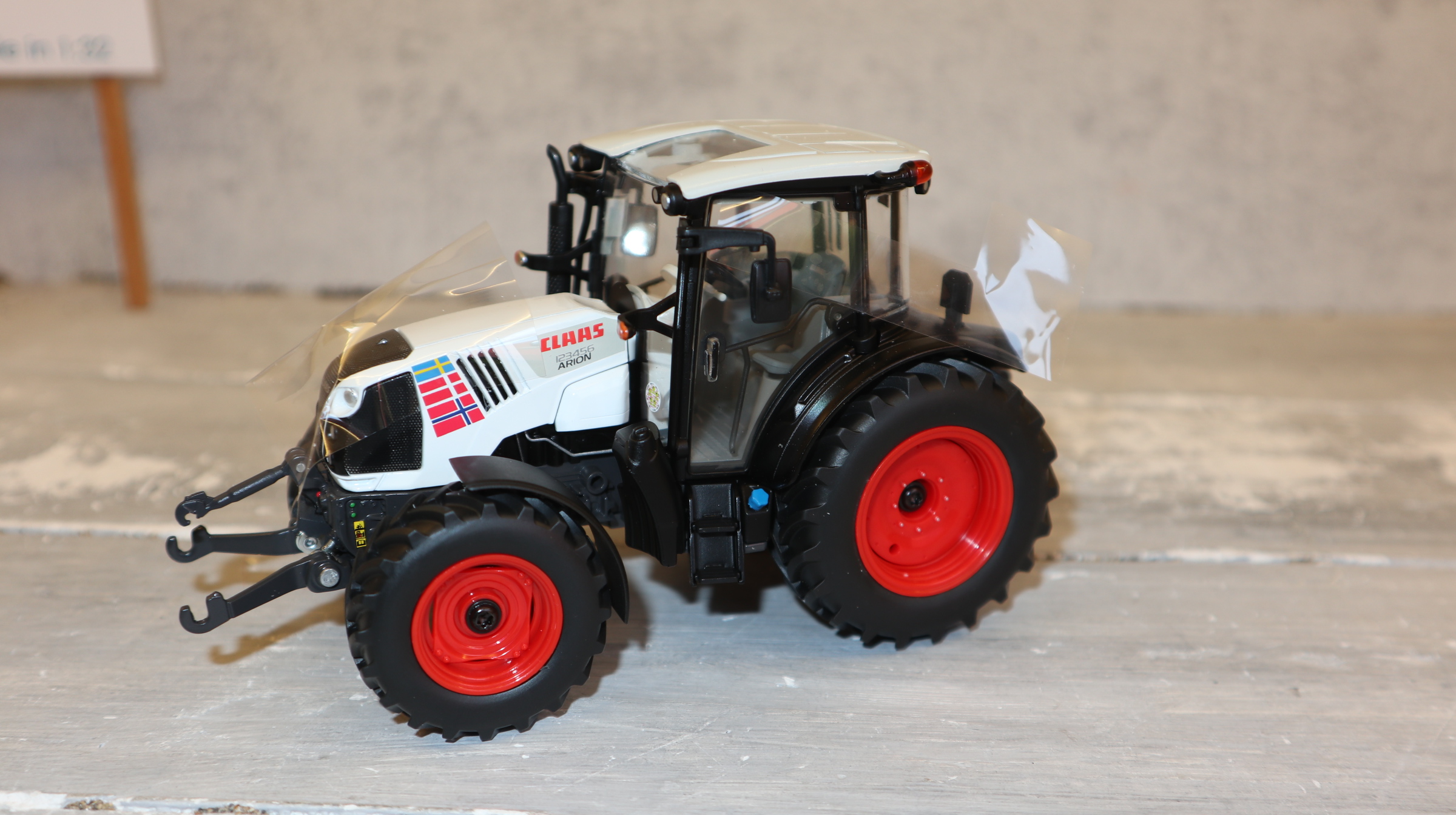 WIKING 01706770 in 1:32, Claas Arion 123456 weiß Ländertour, NEU in OVP