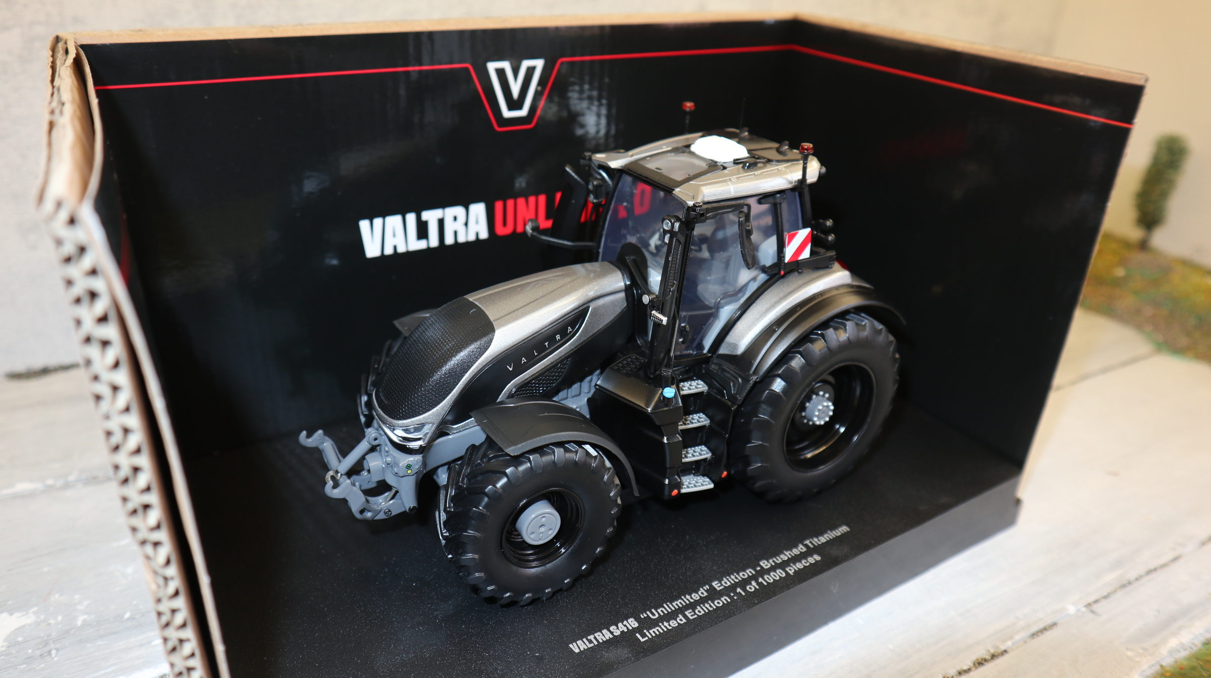 Universal Hobbies 6649 in 1:32, Valtra S416 Titanium Sonderedition 1000 Stück, NEU in OVP