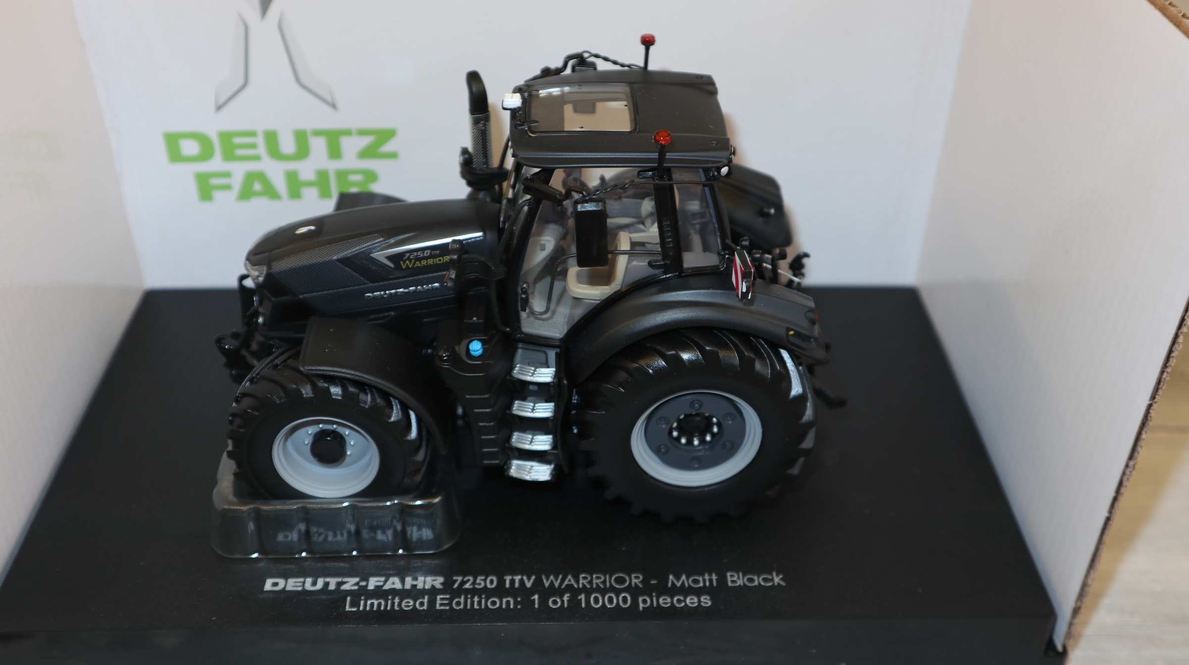 Universal Hobbies UH 6485 in 1:32,  Deutz-Fahr 7250 TTV Warrior schwarz matt,  NEU in OVP