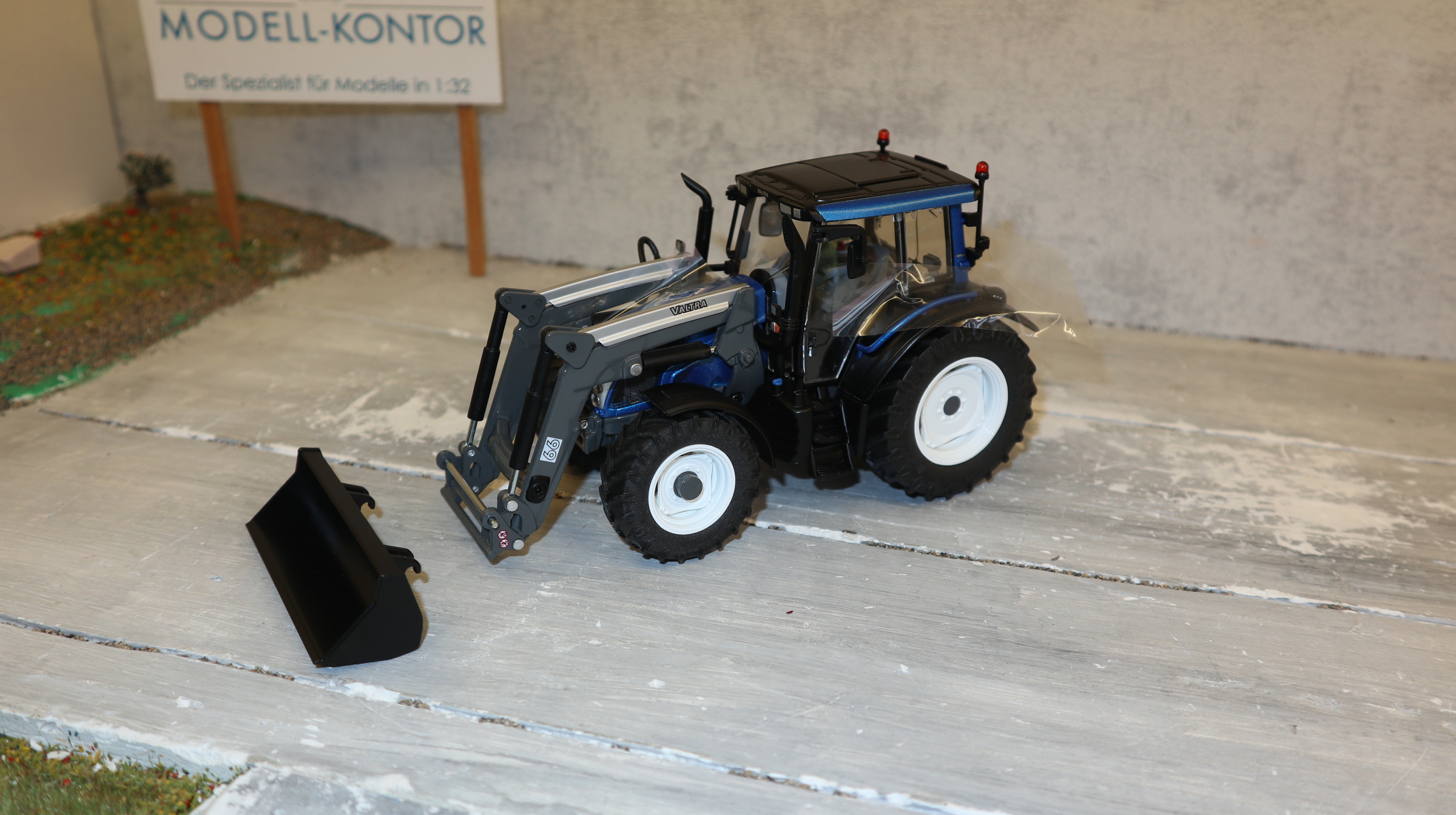 Wiking 42601990 in 1:32, VALTRA N113 blaumetallic mit Frontlader, NEU in OVP