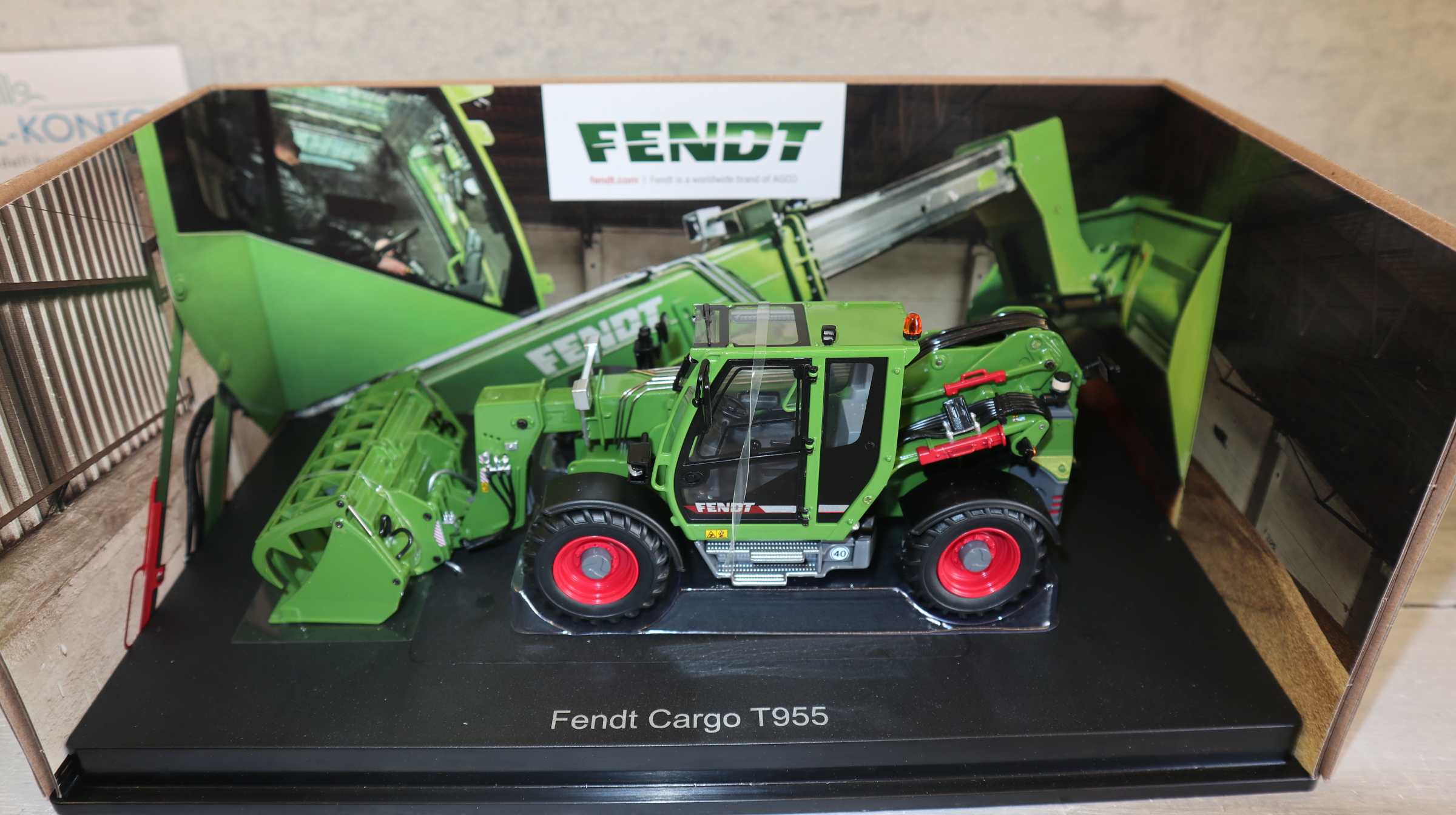 Universal Hobbies UH 6288 in 1:32, Fendt Cargo T955, Teleskopstapler  NEU in OVP