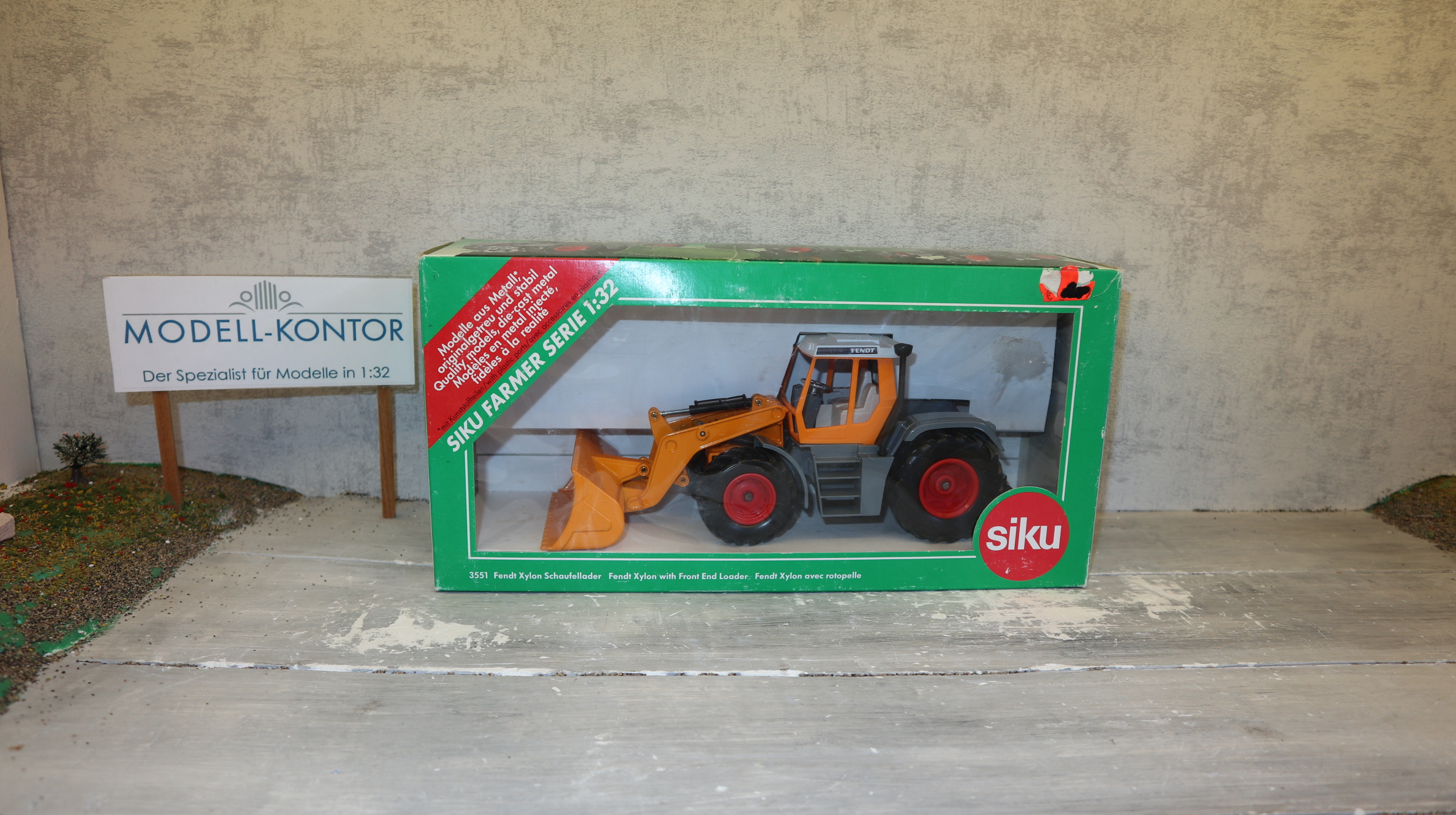 Siku 3551 in 1:32, Fendt Xylon mit Schaufellader in ORANGE, NEU in OVP