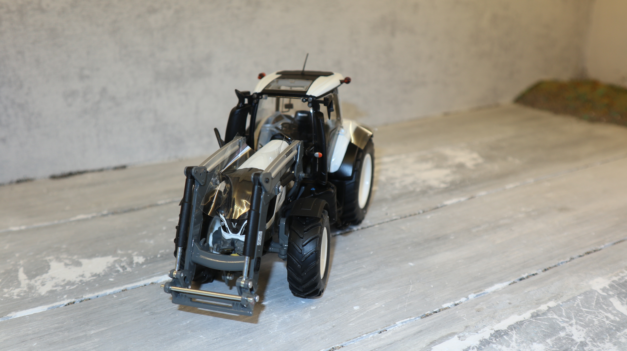 Wiking 077815 in 1:32, VALTRA T174 weiß mit Frontlader, NEU in OVP