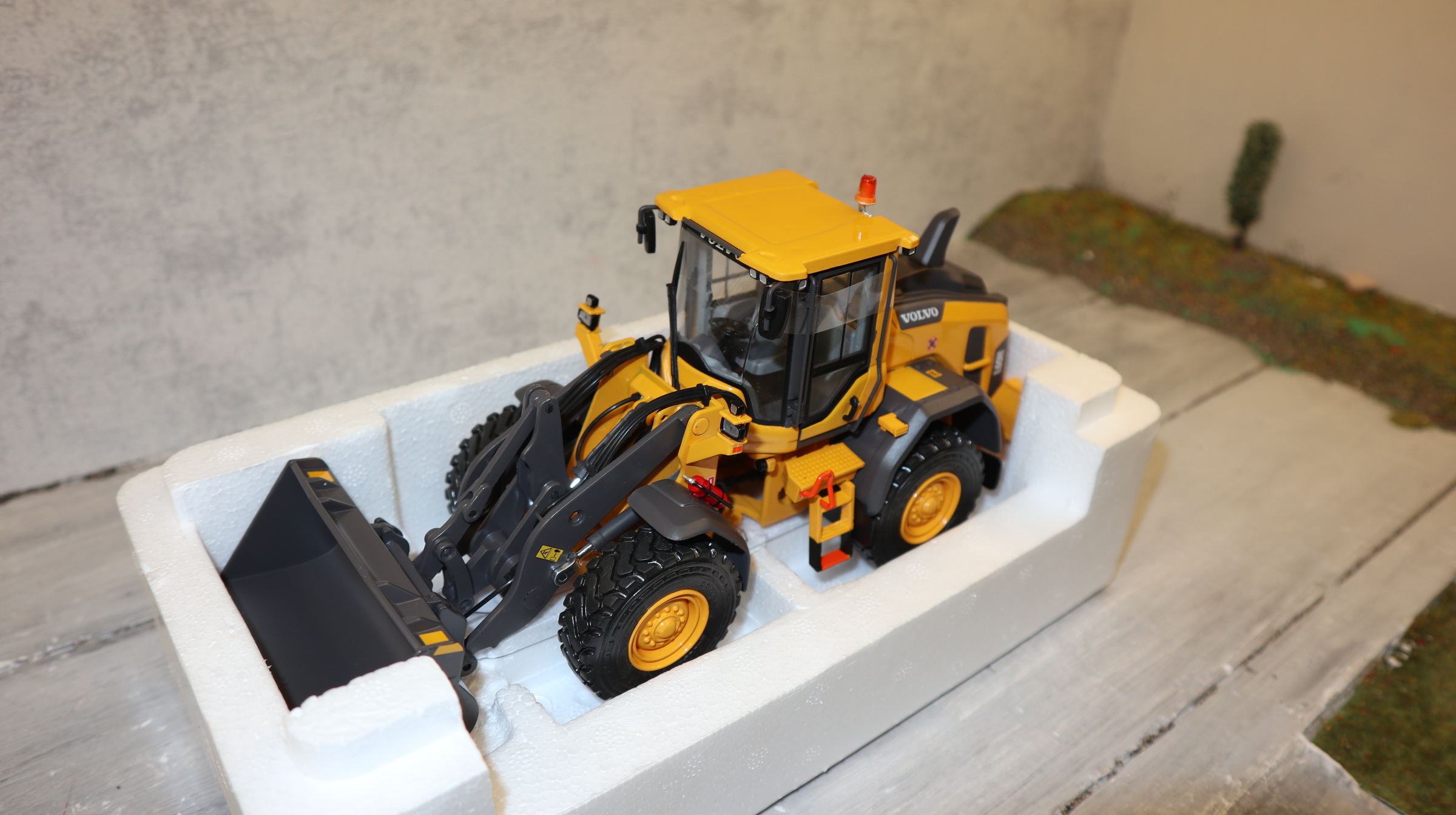 AT Collections 3200120 in 1:32,  VOLVO L60H Radlader, Michelin-Reifen, NEU in OVP