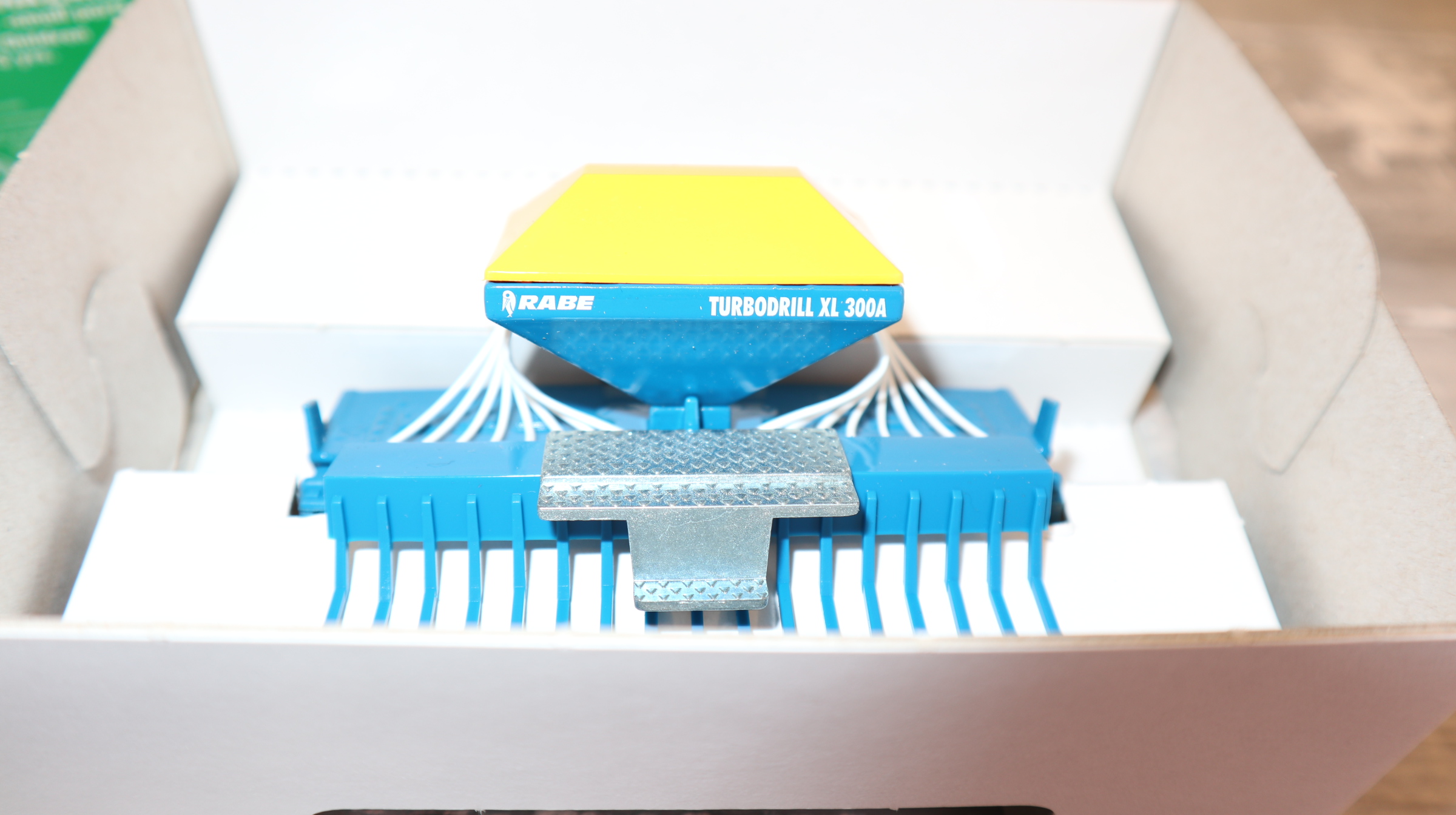 Siku 2261 in 1:32, Saatdrillmaschine RABE blau gelbes Dach, NEU in OVP