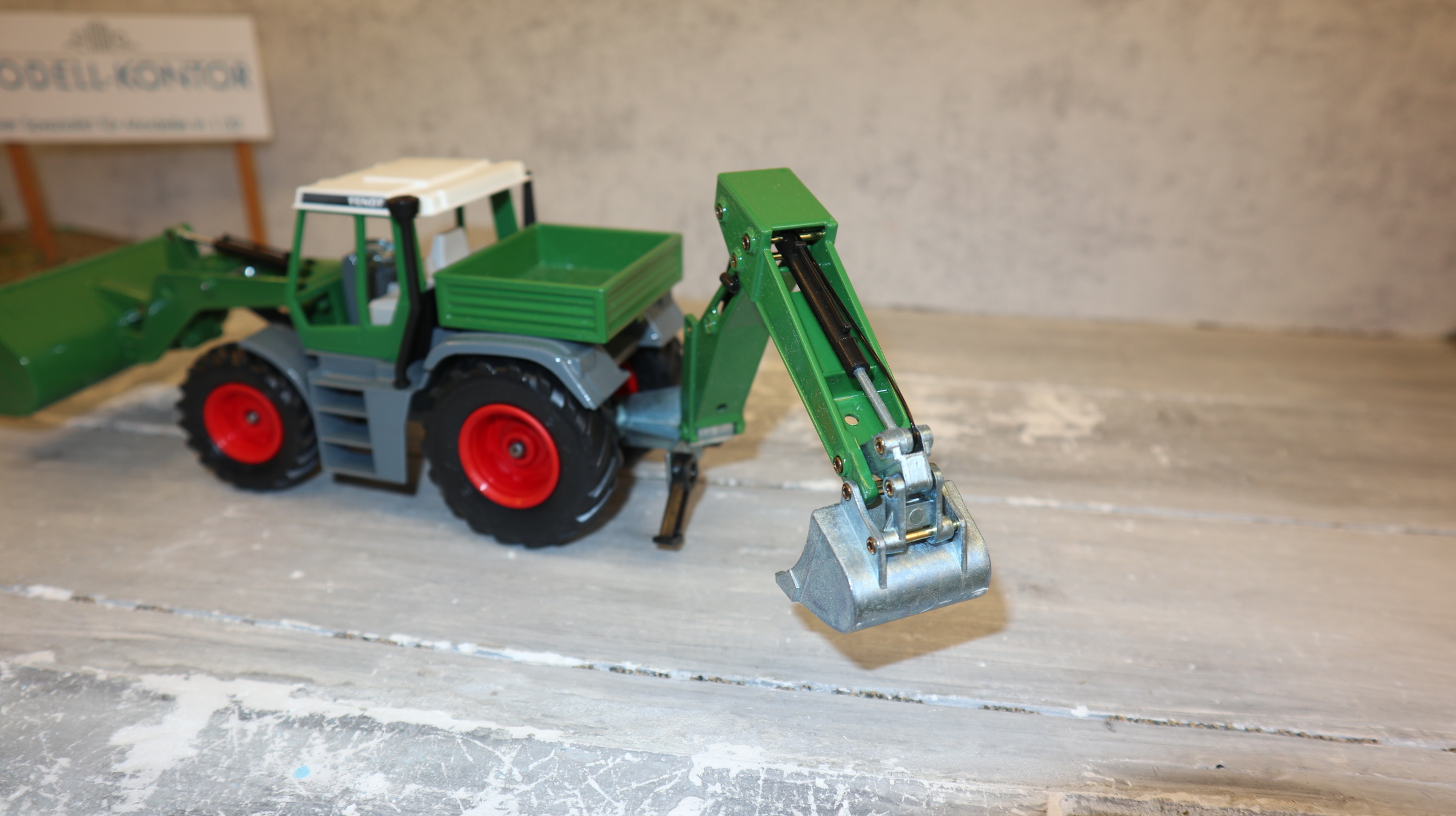 Siku 3953 in 1:32, Fendt Xylon grün mit Schaufellader und Heckbagger, NEU in OVP