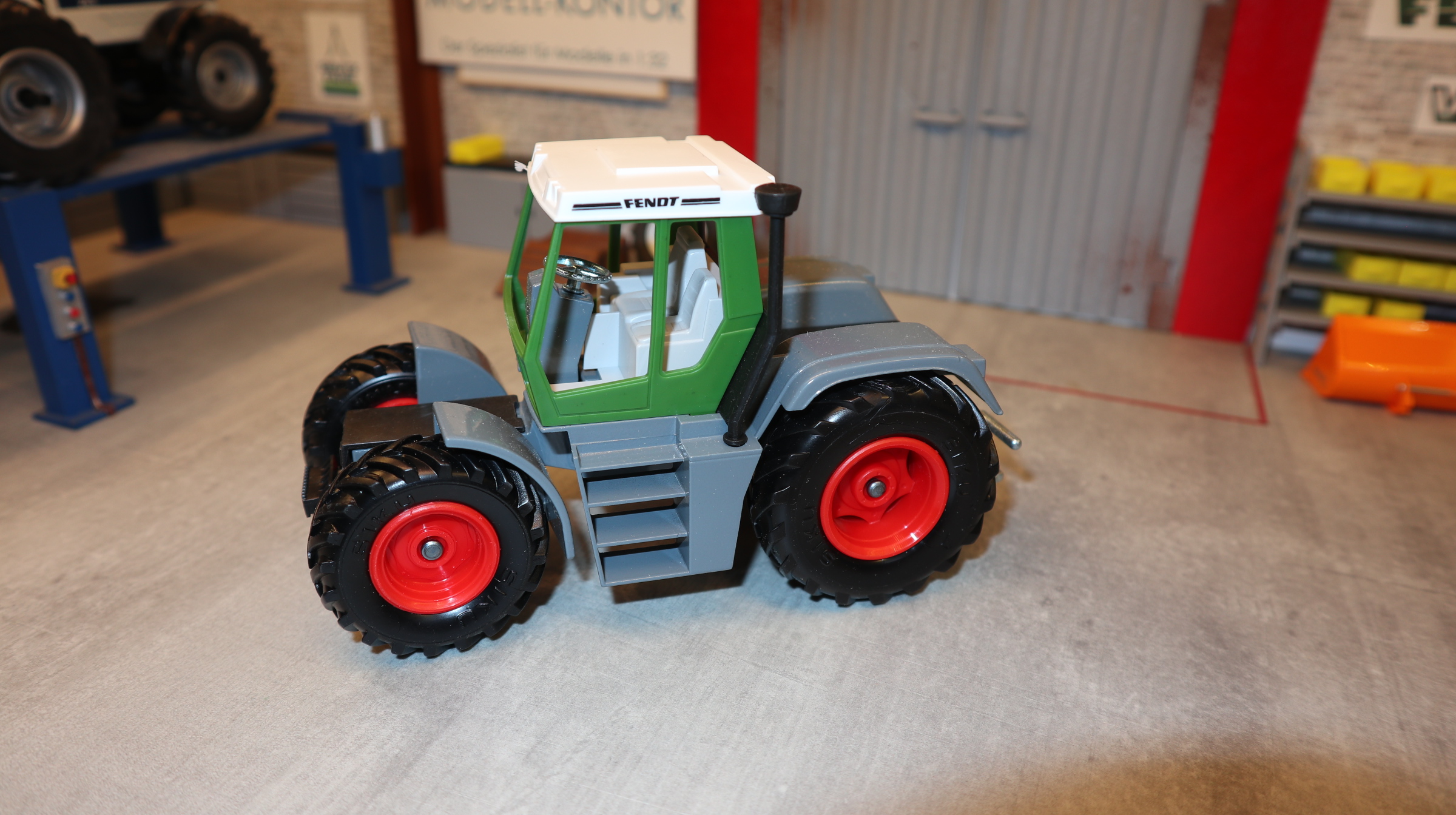 Siku 2957 in 1:32, Fendt Xylon 924, graues Chassis, Werbemodell direkt von Fendt, NEU in OVP