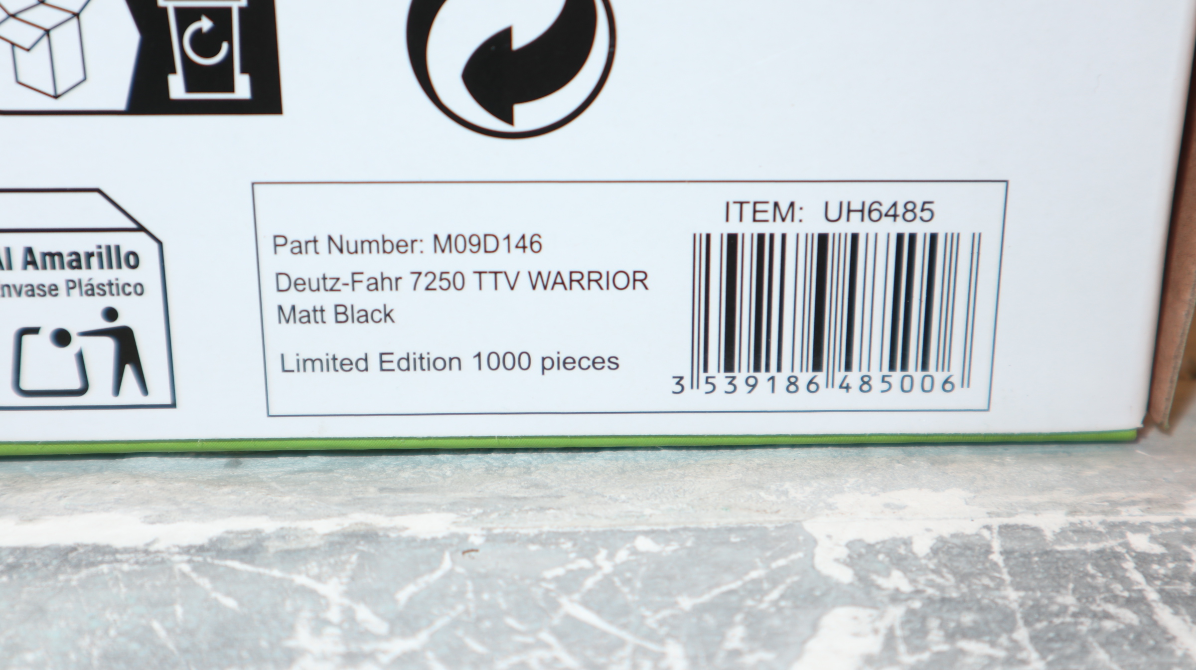 Universal Hobbies UH 6485 in 1:32,  Deutz-Fahr 7250 TTV Warrior schwarz matt,  NEU in OVP