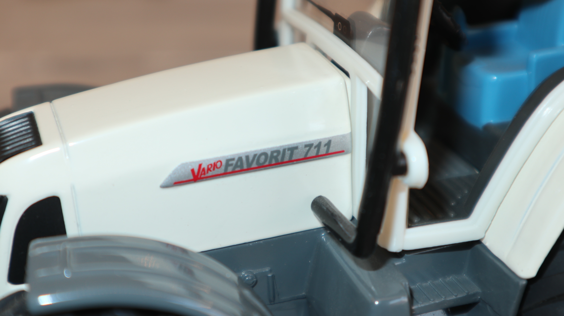 Siku 2965 in 1:32, Fendt 711 WEISS, Sondermodell Höing, NEU in OVP