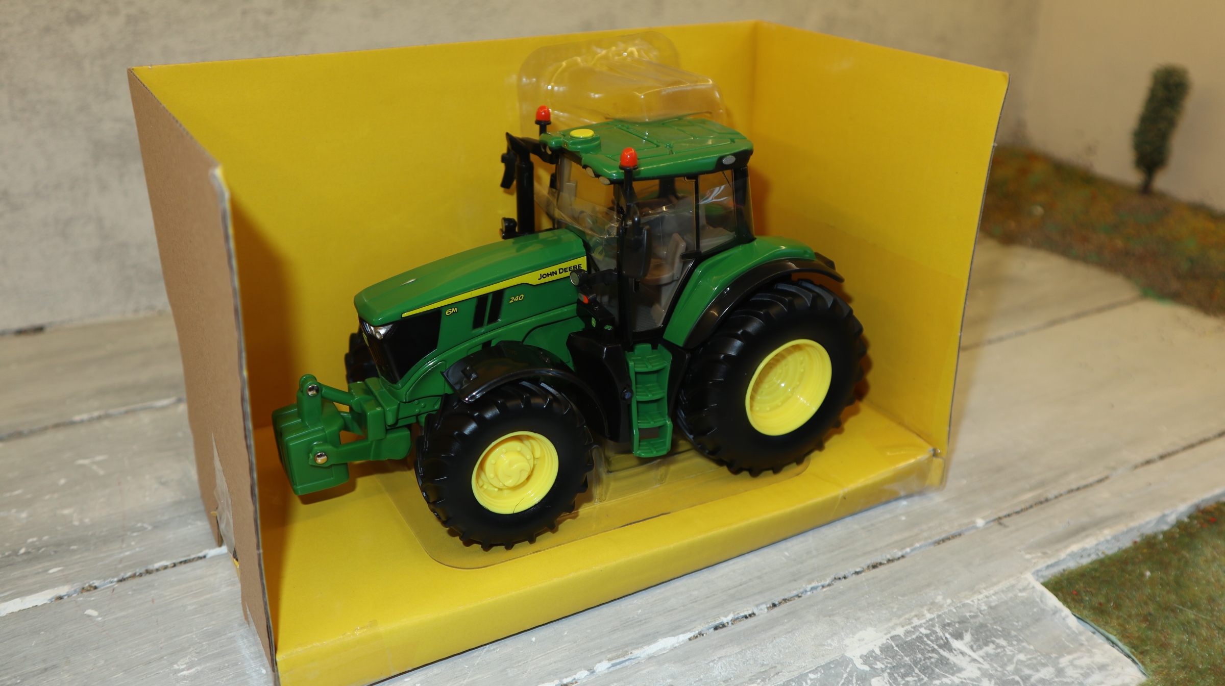 Britains 43406 in 1:32,  John Deere 6M 240, NEU  in OVP