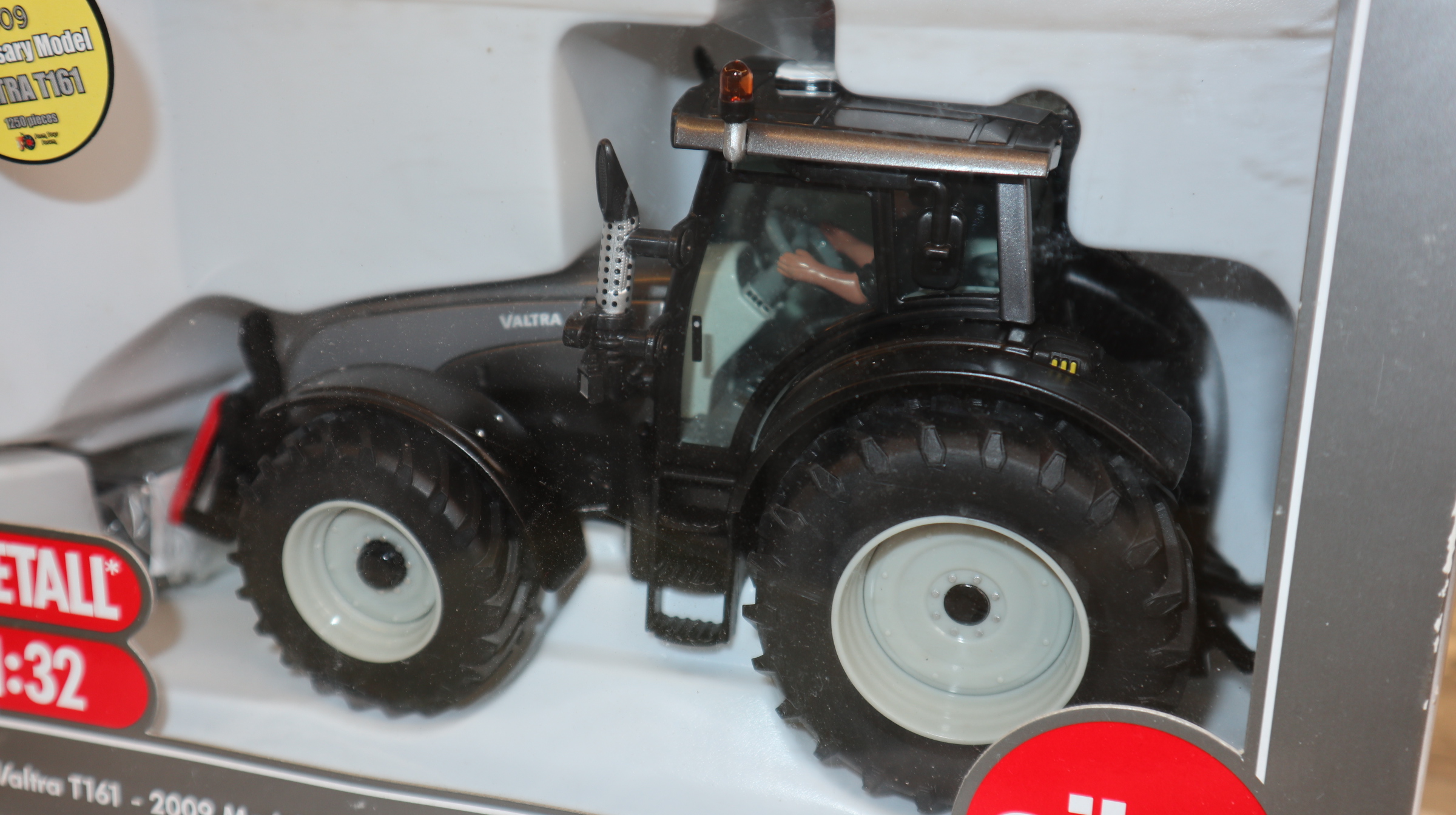 Siku 3268 in 1:32,  Valtra T161 GRAU Modell Farmer 2009, NEU in OVP