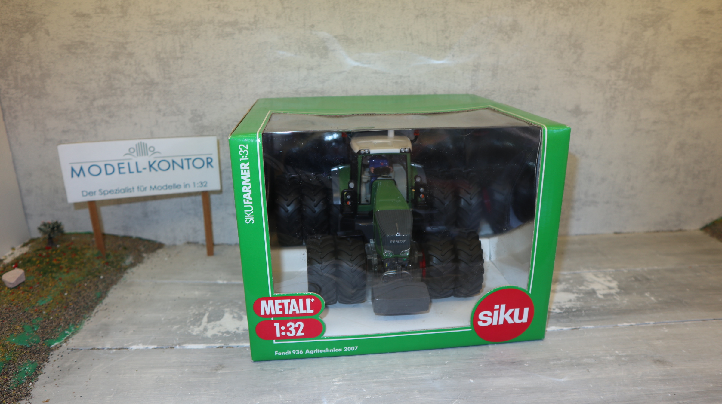 Siku 3258 in 1:32, Fendt 936 mit Zwilling + Drilling-Reifen, NEU in OVP