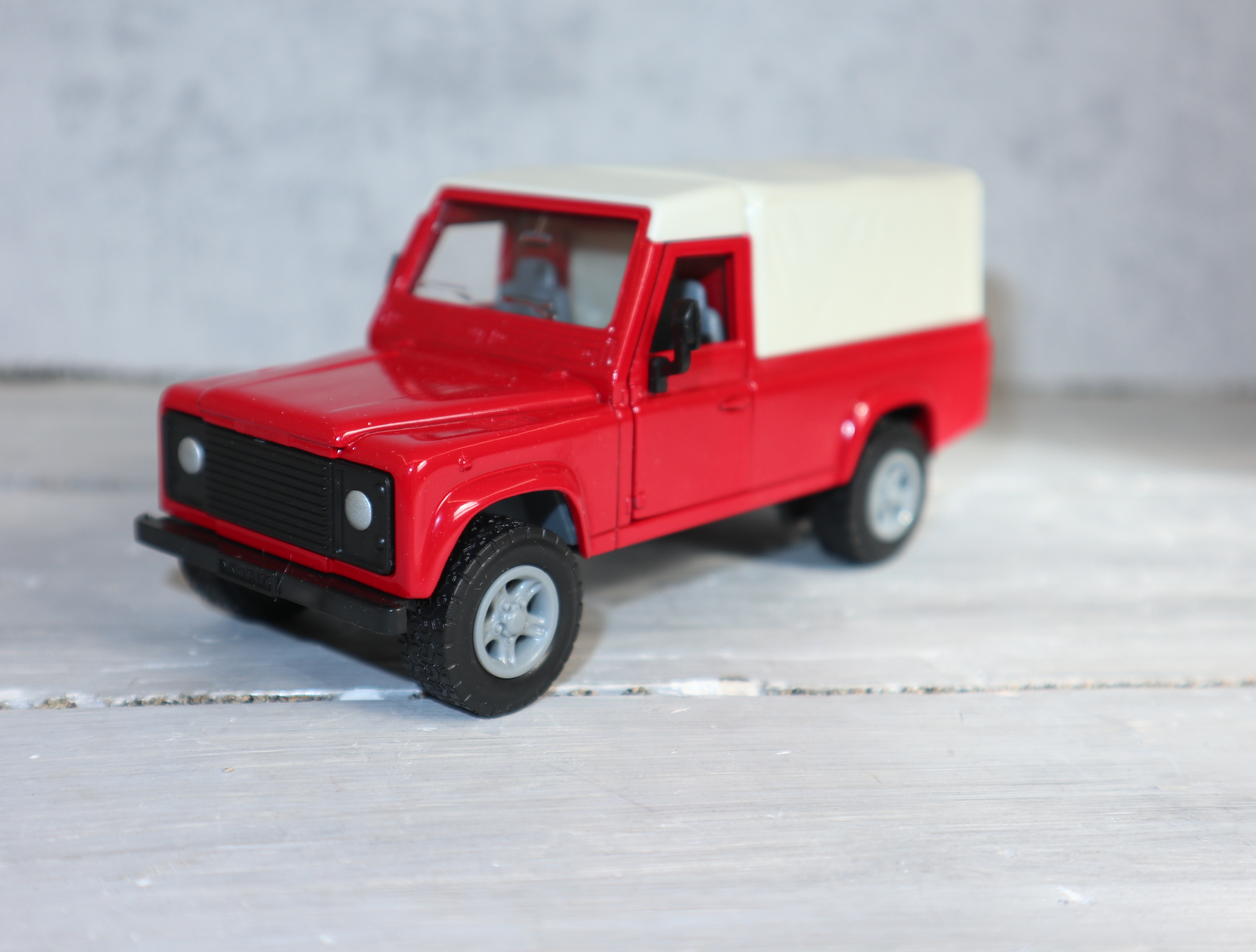 Siku 2561 in 1:32,  Landrover Defender Pick-Up in ROT, NEU in OVP