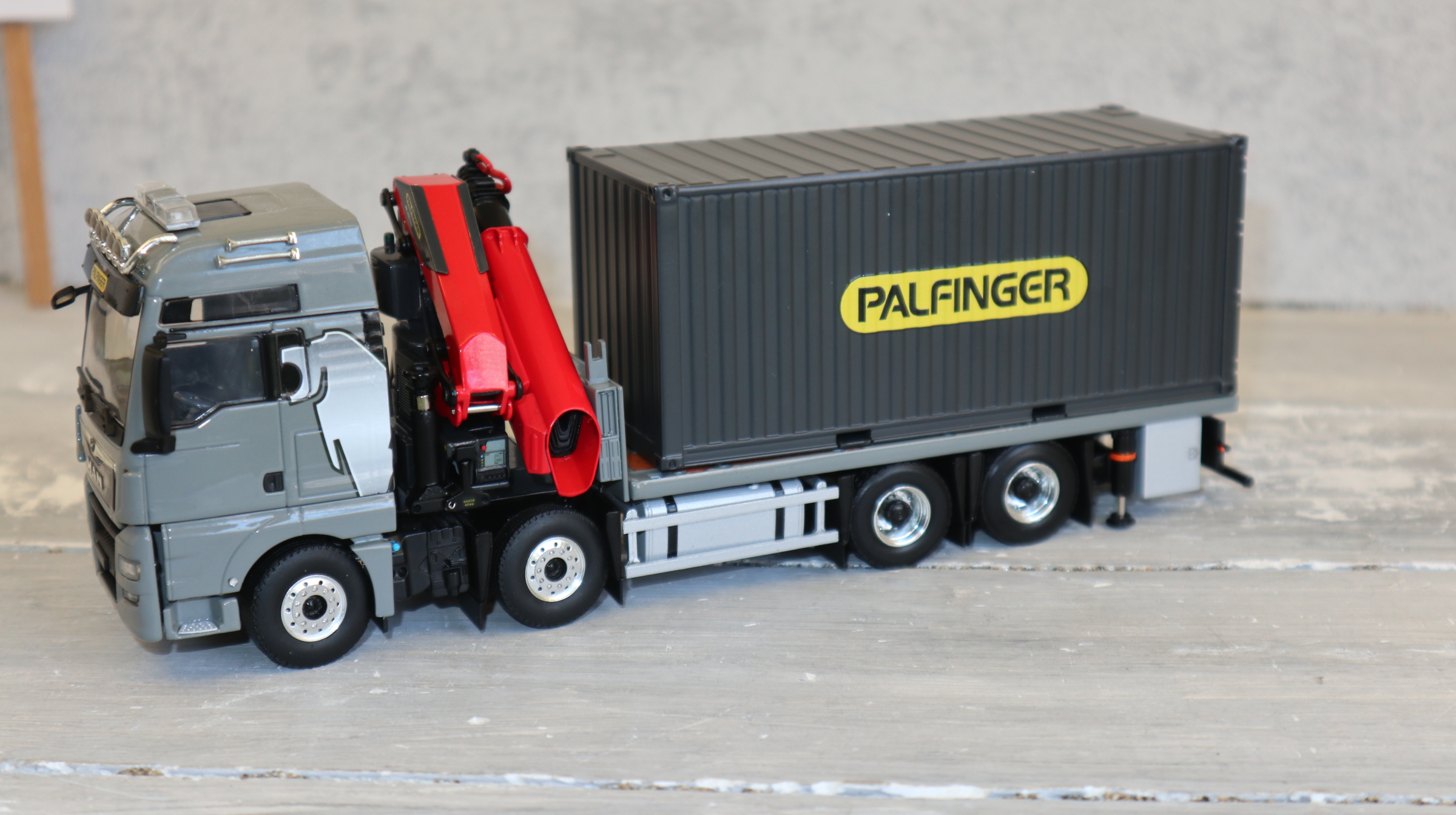 WSI 02-3668 in 1:50, MAN TGX XXL 8x4 + Palfinger TEC7 + Container, GRAU-metallic,  NEU in OVP
