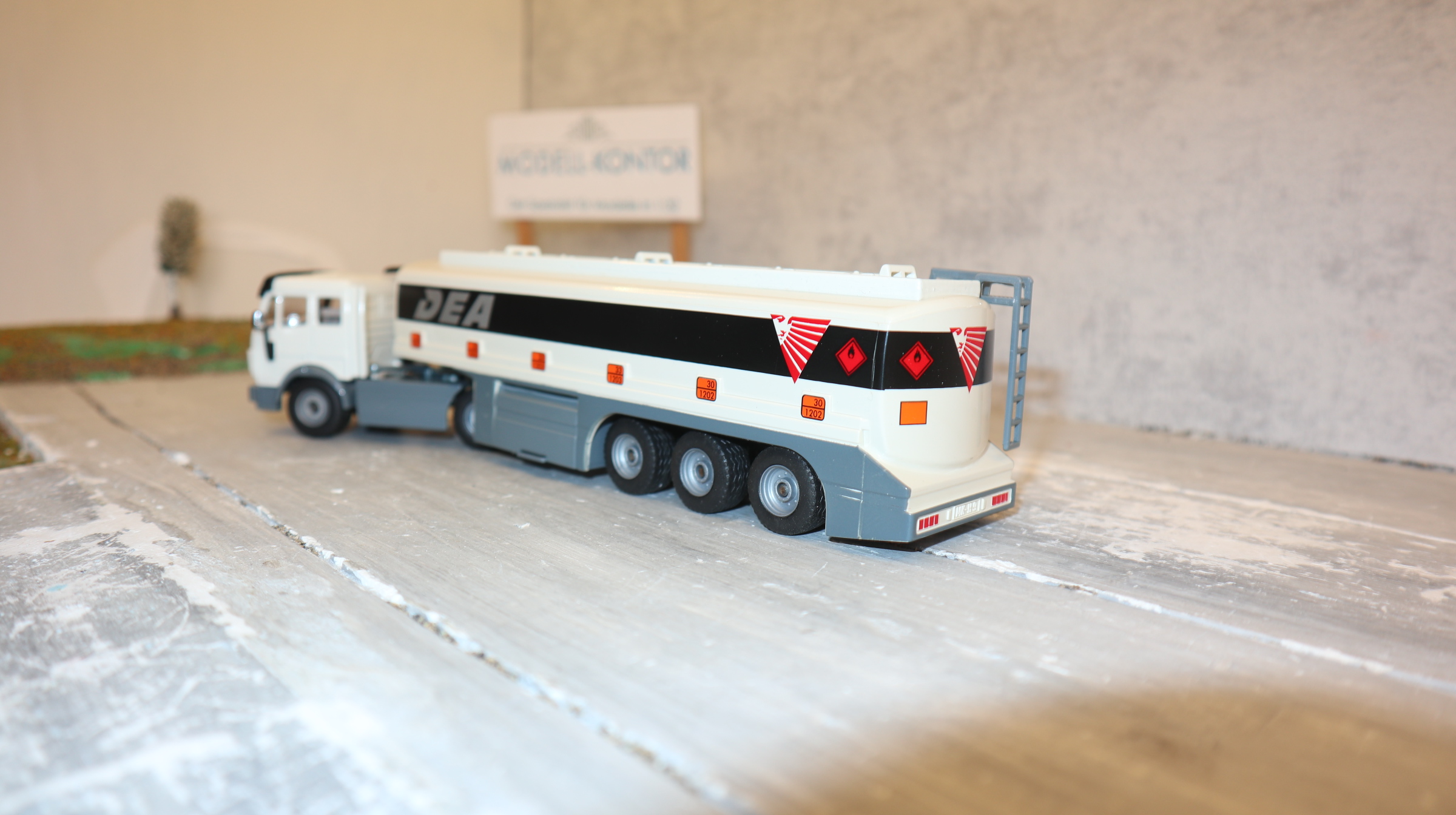Siku 3511 in 1:55, TOPAS Tankwagen, DEA weiß-grau, kurze SZM, NEU in OVP