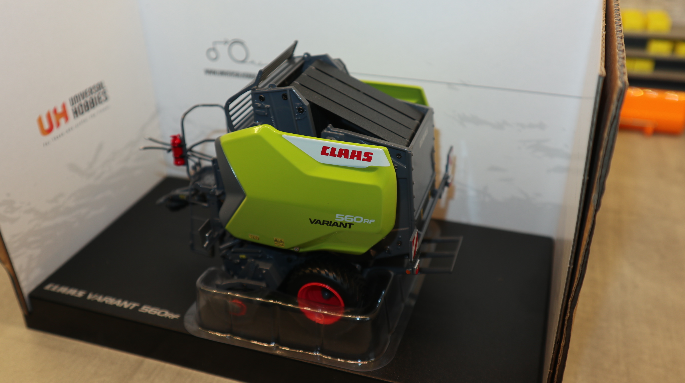 Universal Hobbies UH 6691 in 1:32,  Claas Variant 560 Pro,  NEU in OVP