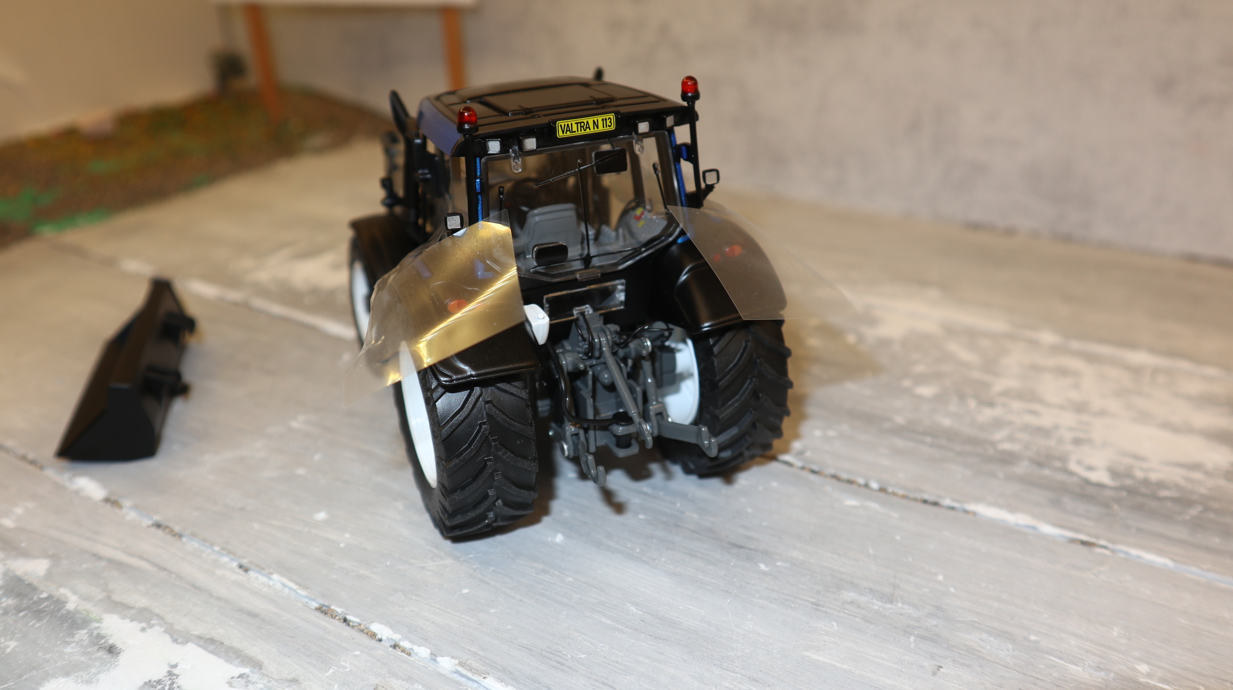 Wiking 42601990 in 1:32, VALTRA N113 blaumetallic mit Frontlader, NEU in OVP