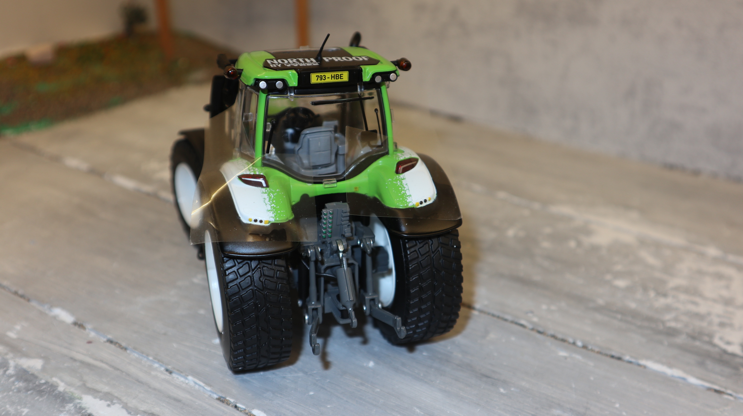 Wiking 077814 in 1:32, VALTRA T234 weiß-grün Weltrekord, NEU in OVP