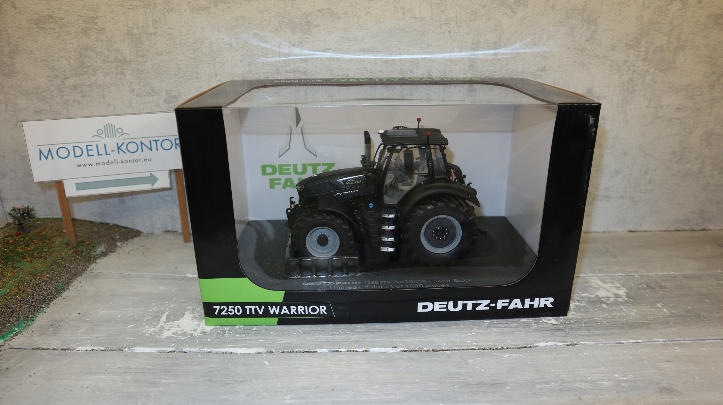 Universal Hobbies UH 6485 in 1:32,  Deutz-Fahr 7250 TTV Warrior schwarz matt,  NEU in OVP