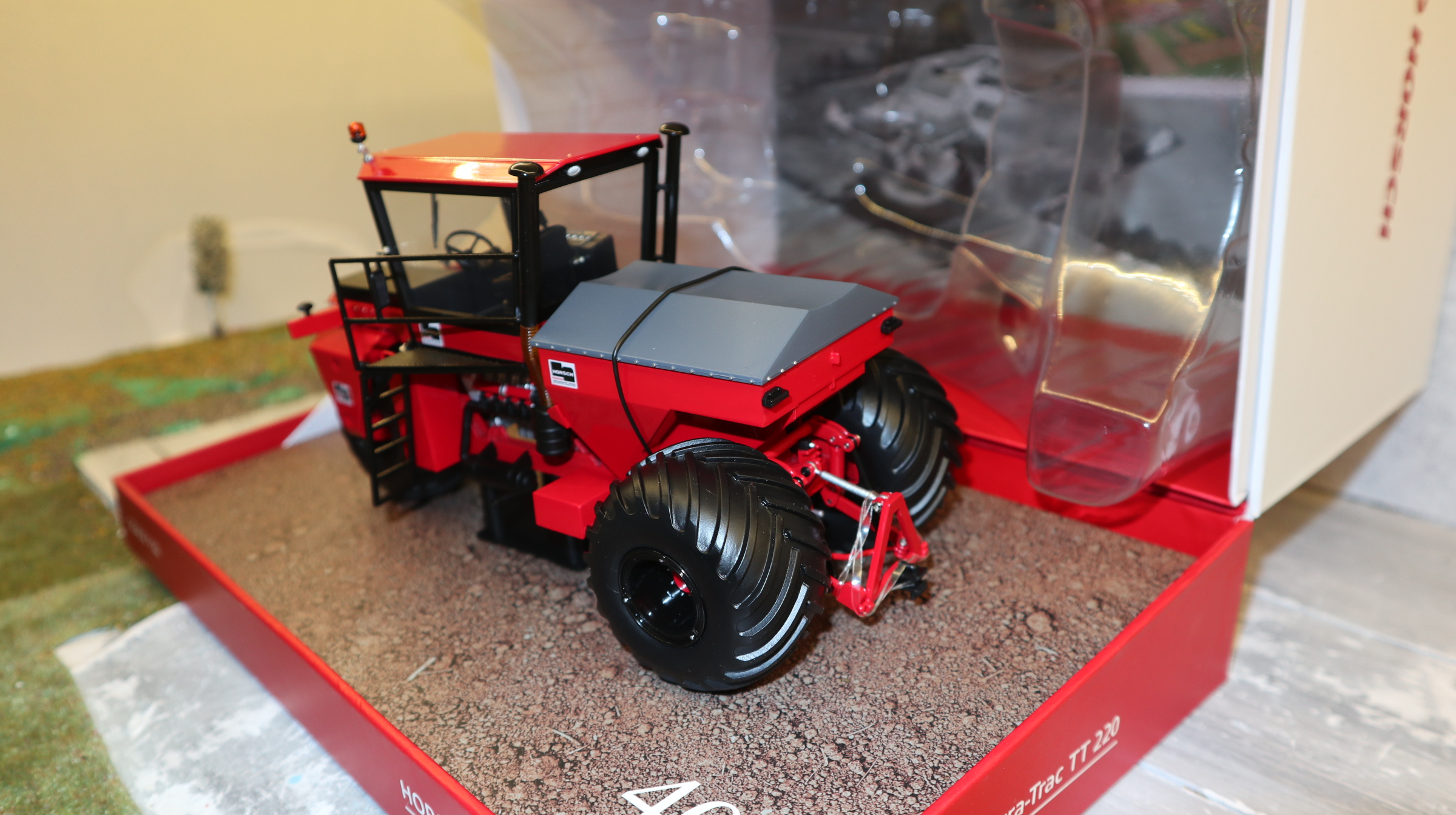 Universal Hobbies UH 6683 in 1:32,  Horsch Terra-Trac TT220 "40 Jahre Horsch",  NEU in OVP