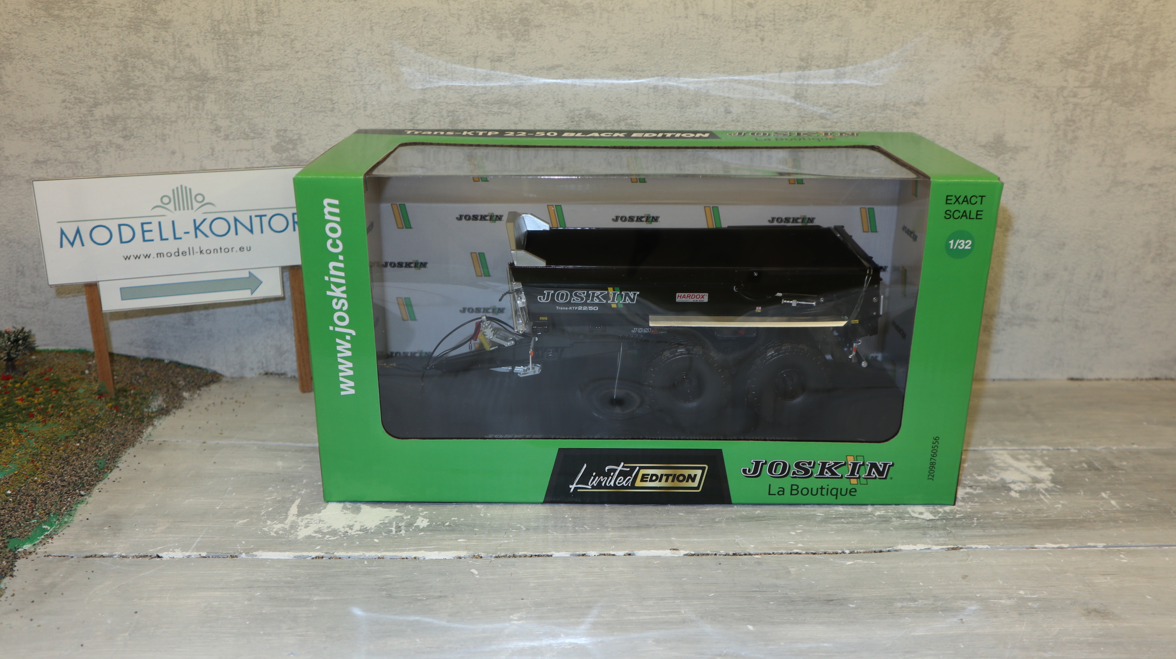 Universal Hobbies UH 6805 in 1:32, Joskin Trans-KTP 22-50 BLACK Edition,  NEU in OVP