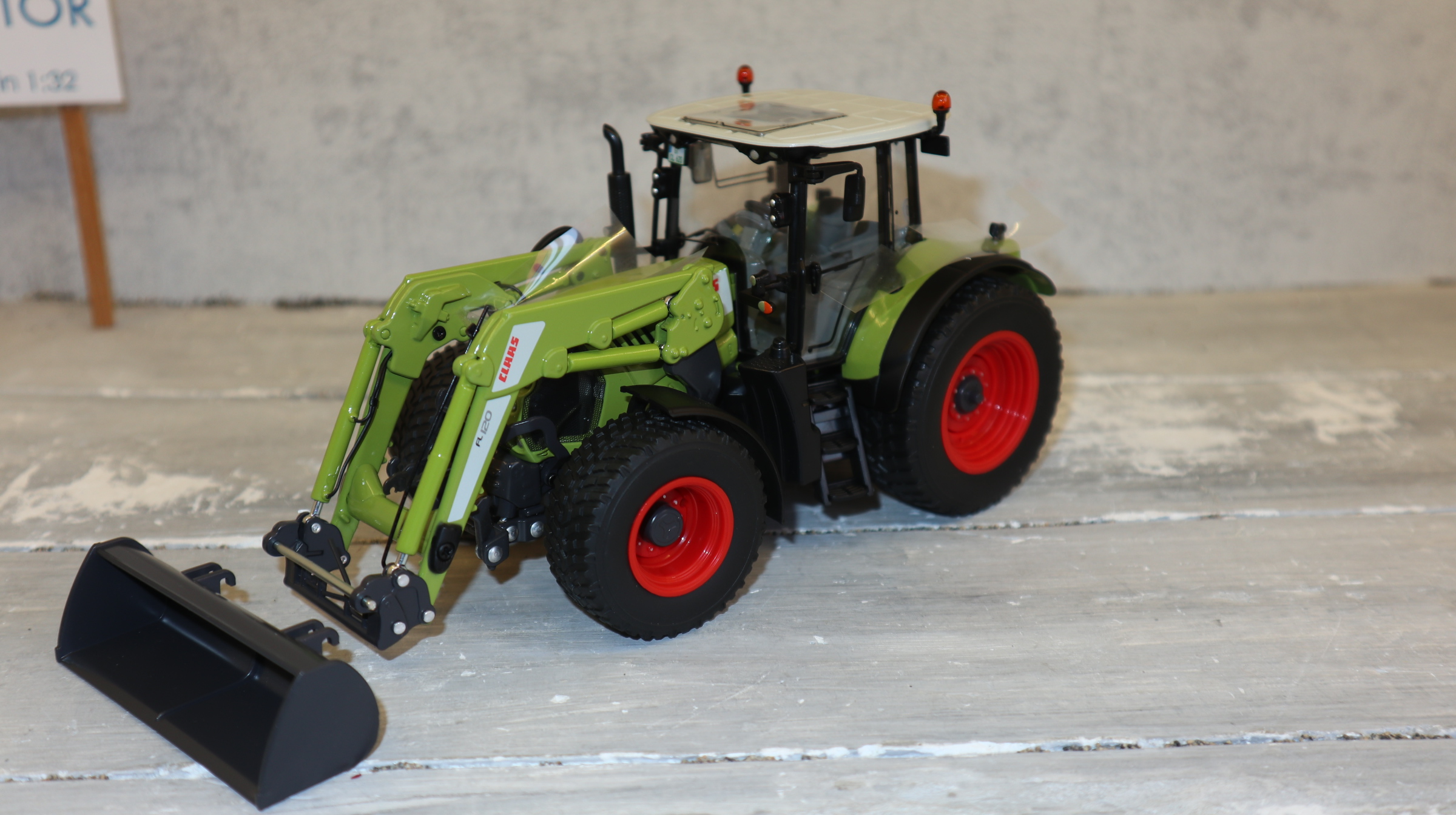 Wiking 01718840 in 1:32,  Claas Arion 620 Rasenreifen und Frontlader, NEU in OVP