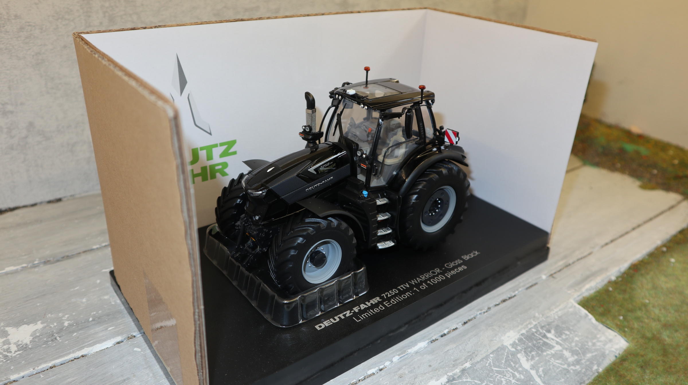 Universal Hobbies UH 6493 in 1:32,  Deutz-Fahr 7250 Black, nur 1000 Stück,  Neu in OVP