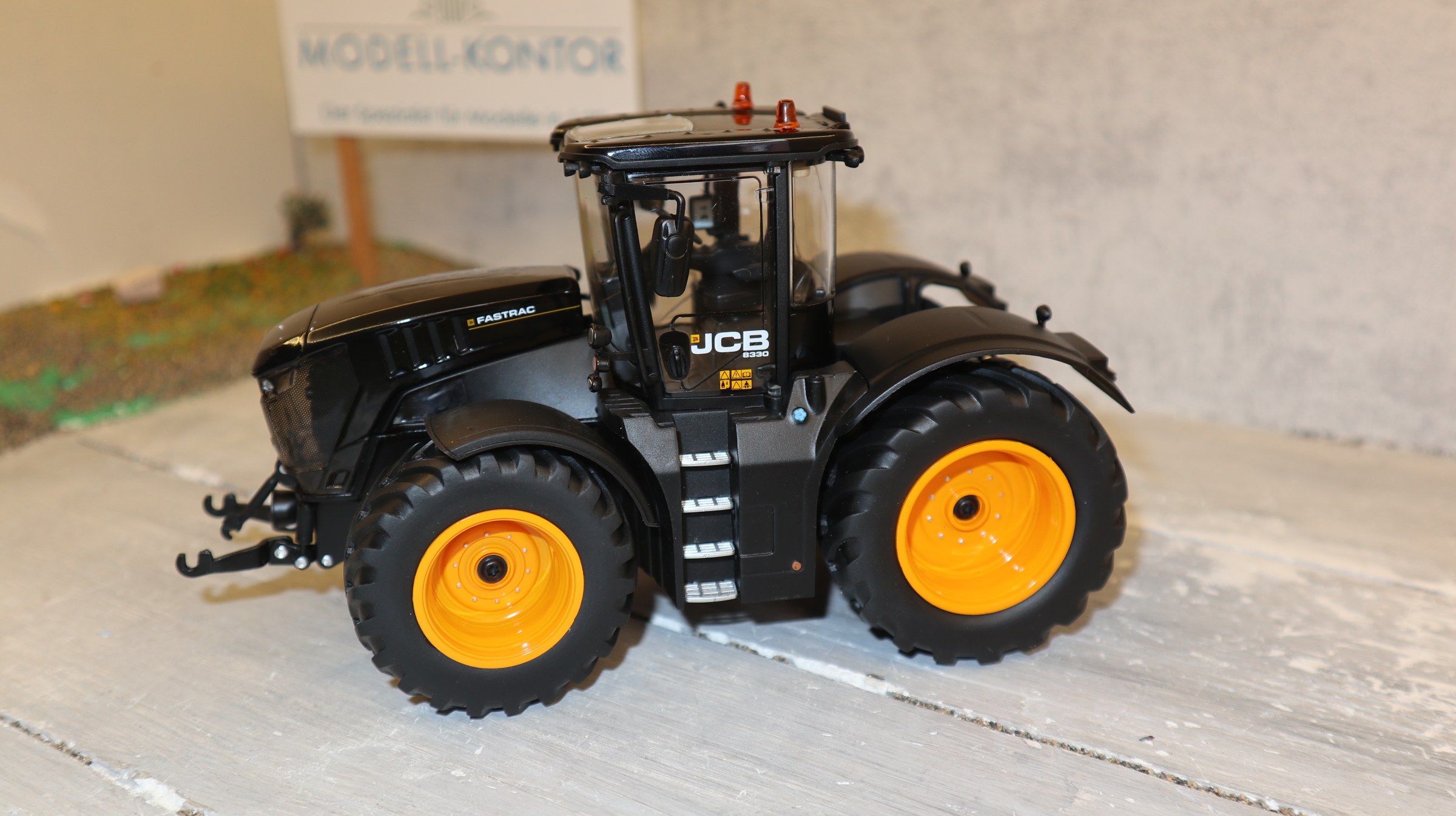 Wiking 877430 in 1:32, JCB 8330 in schwarz mit gelben Felgen, NEU in OVP