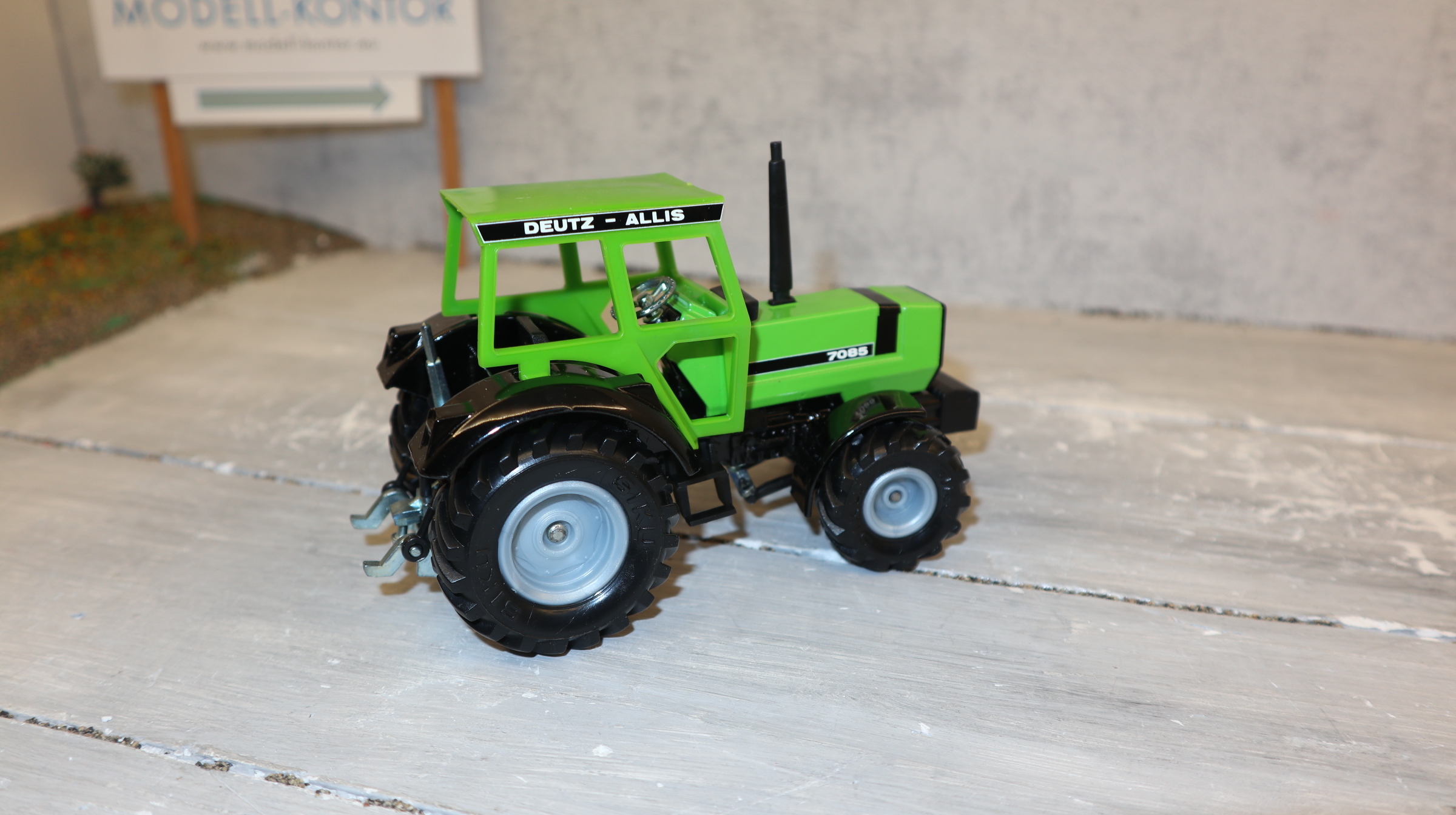 Siku 2850 in 1:32, Deutz-Fahr 7085, Sondermodell USA als DEUTZ-ALLIS, NEU in OVP