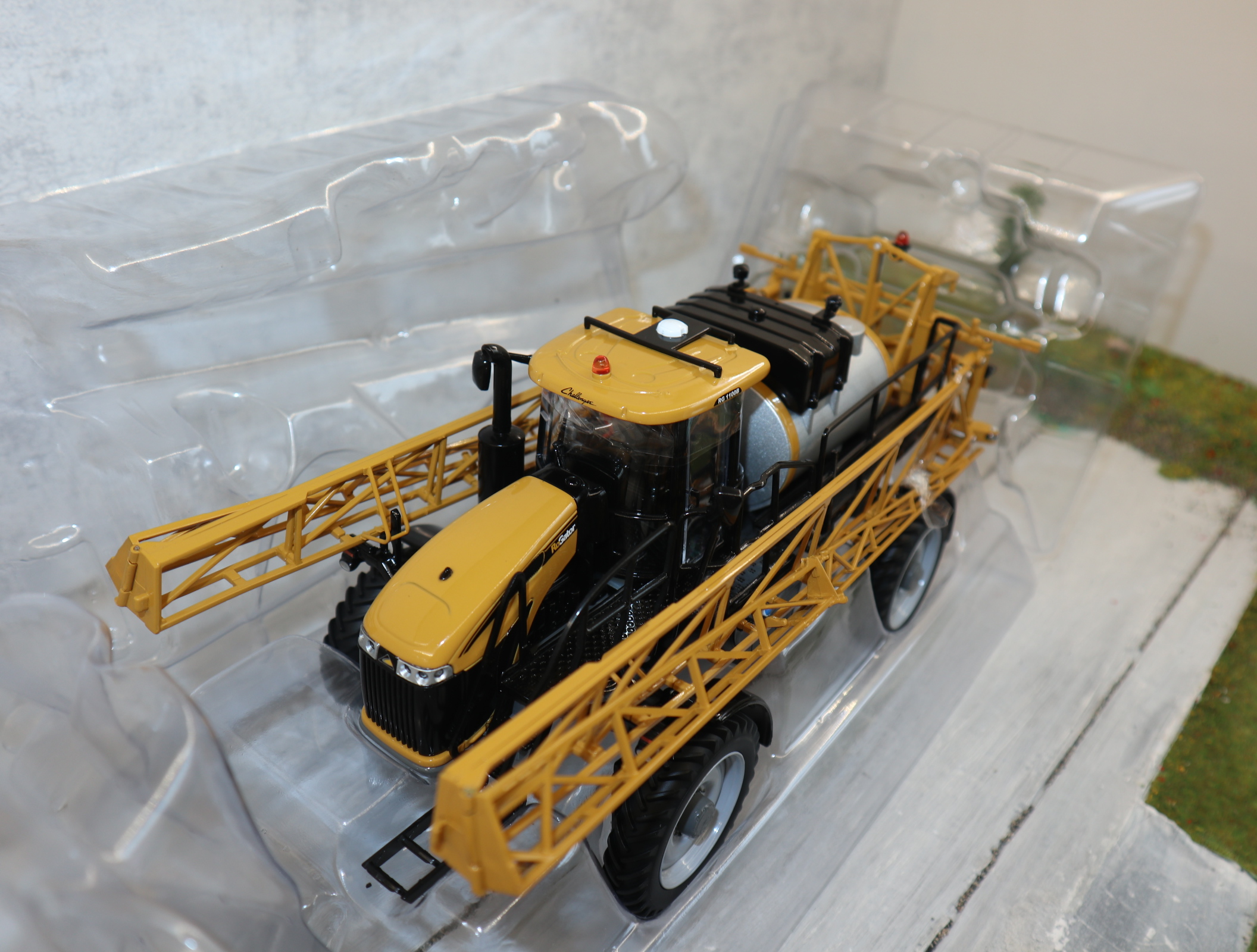 USK 10623 RoGator RG1100B selbstfahrende Feldspritze 