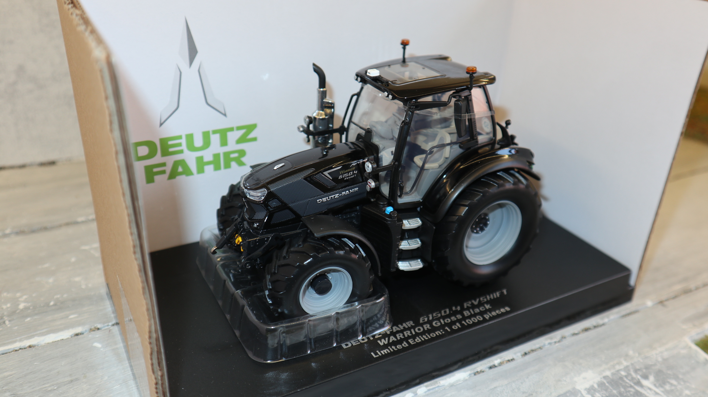 Universal Hobbies UH 6689 in 1:32, Deutz-Fahr 6150.4 WARRIOR schwarz glänzend, NEU in OVP