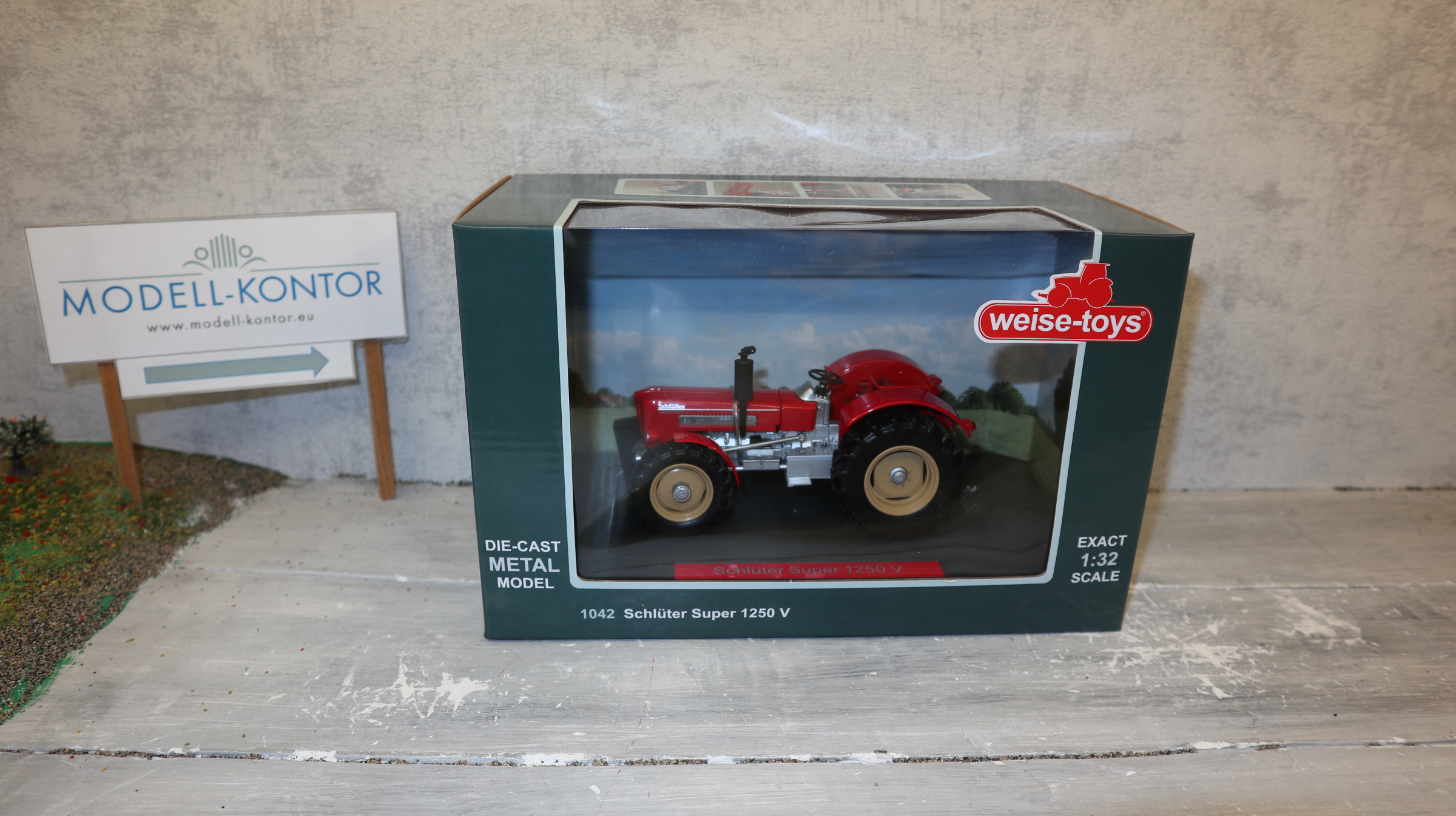 Weise Toys 1042 in 1:32, Schlüter Super 1250 rot ohne Kabine,  NEU in OVP
