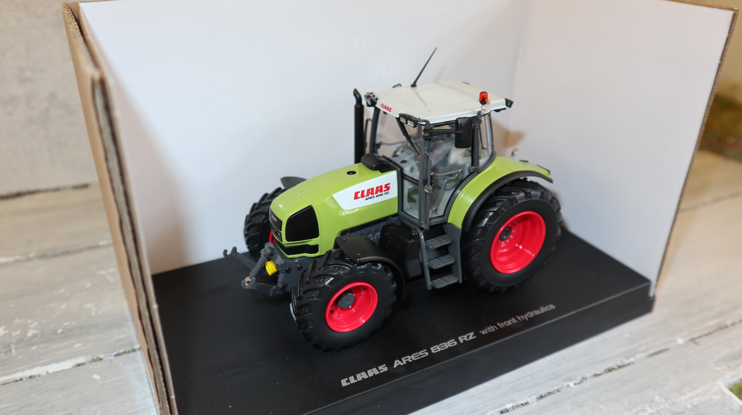 Universal Hobbies UH 0267169 in 1:32, Claas Ares 836 RZ mit Fronthydraulik,  Neu in OVP