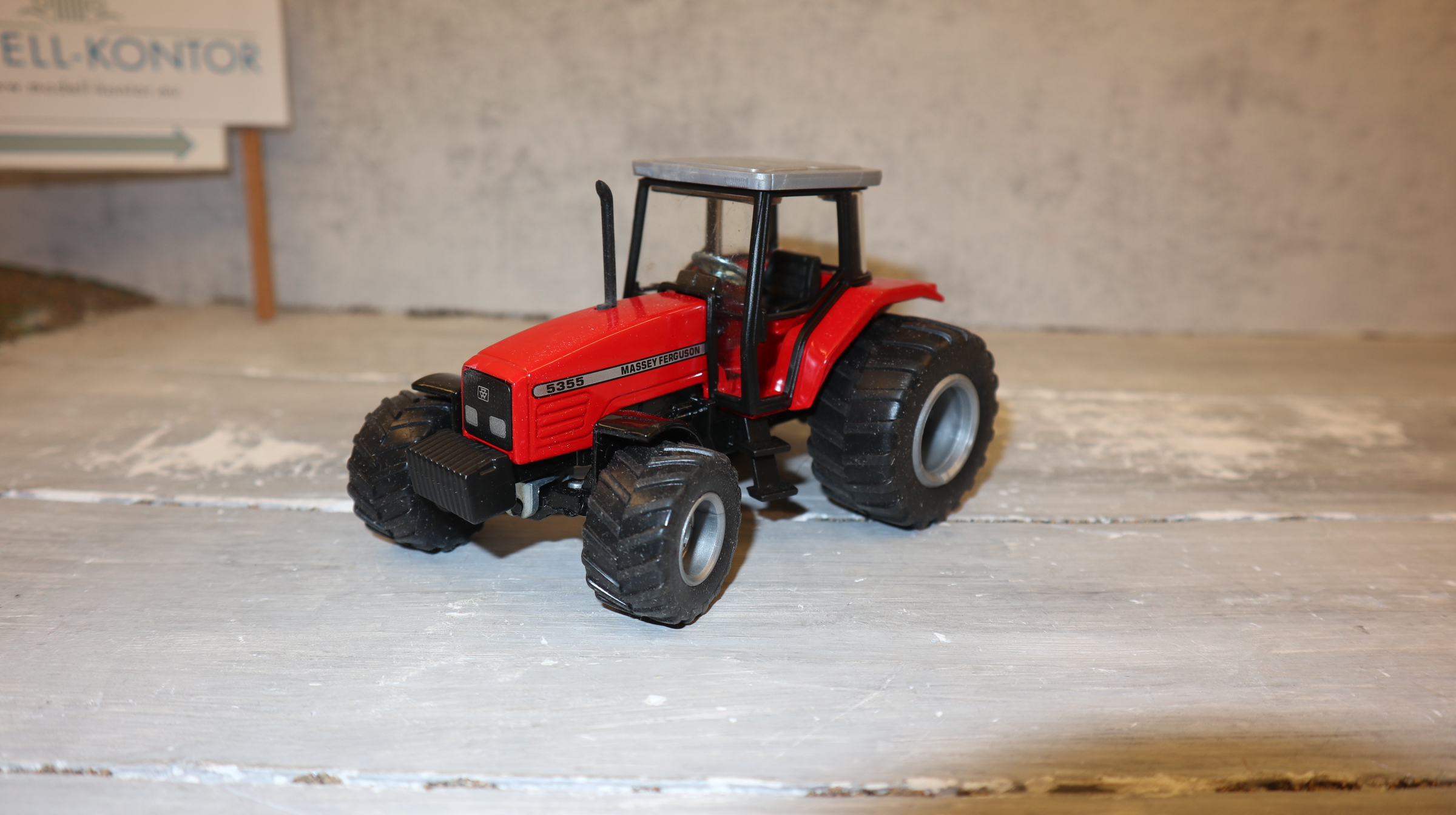 Siku 2654 in 1:32, Massey Ferguson 5355 mit breiten Reifen, Sondermodell ??  NEU in OVP