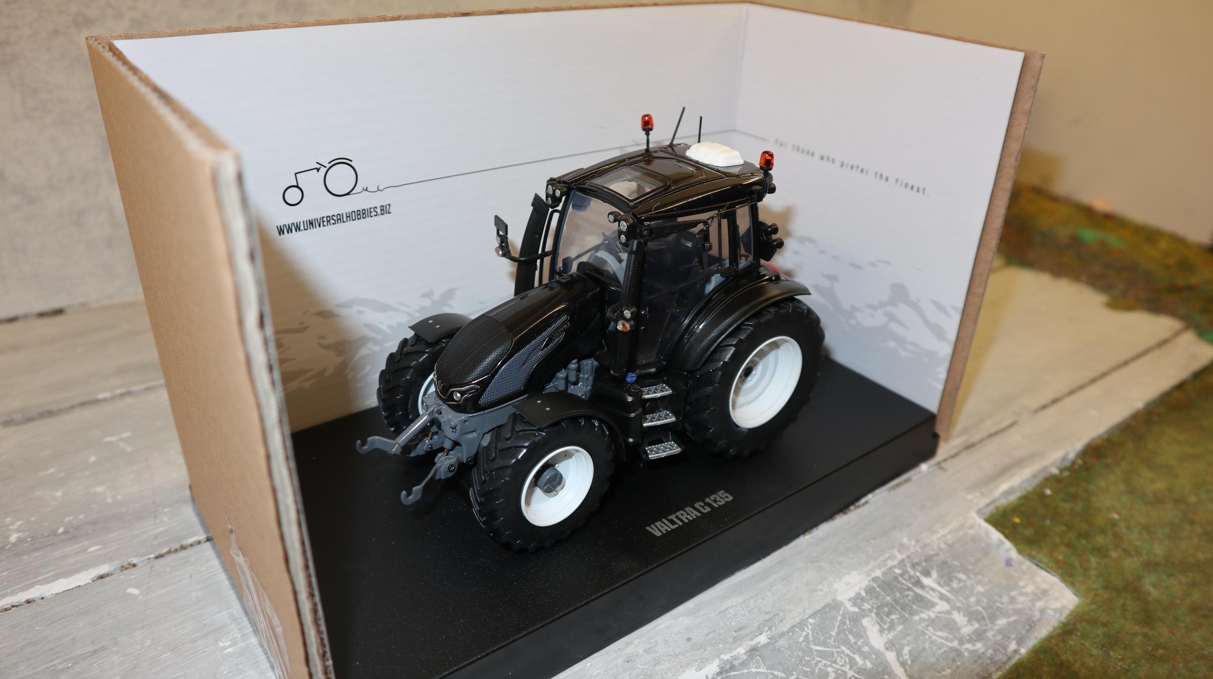 Universal Hobbies UH 6291 in 1:32, Valtra G135 schwarz metallic, NEU in OVP
