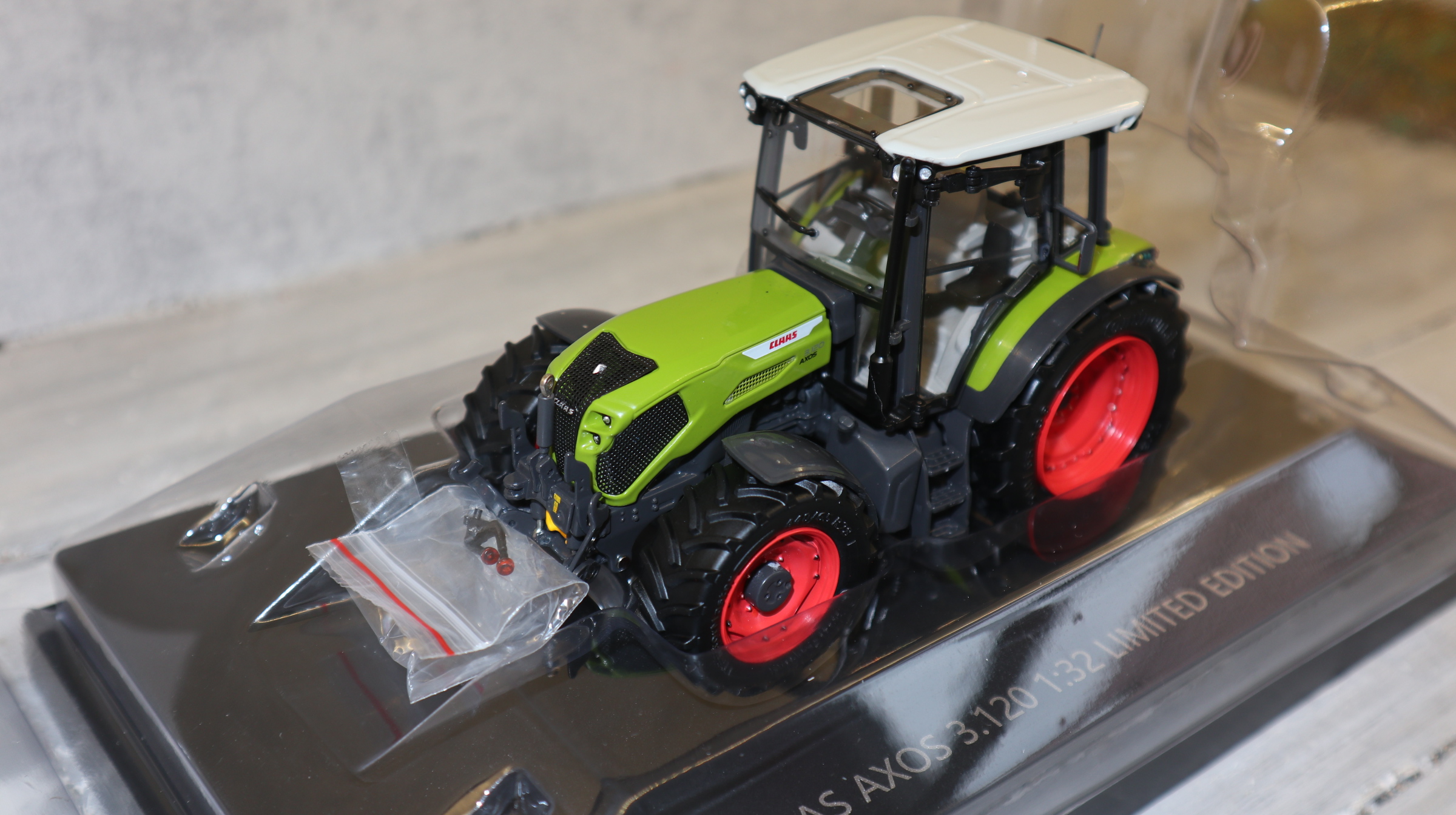 ROS 02675190 in 1:32, Claas Axos 3.120 mit Fronthydraulik, NEu in OVP