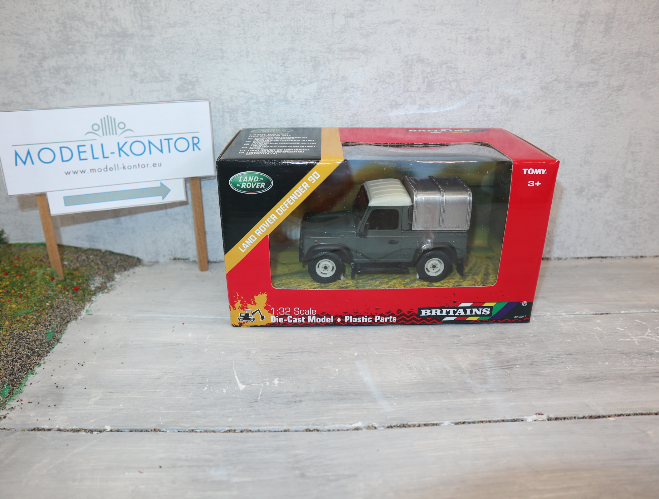 Britains 42732 in 1:32,  Land Rover Defender 90 in grün mit Metall-Verdeck, NEU in OVP