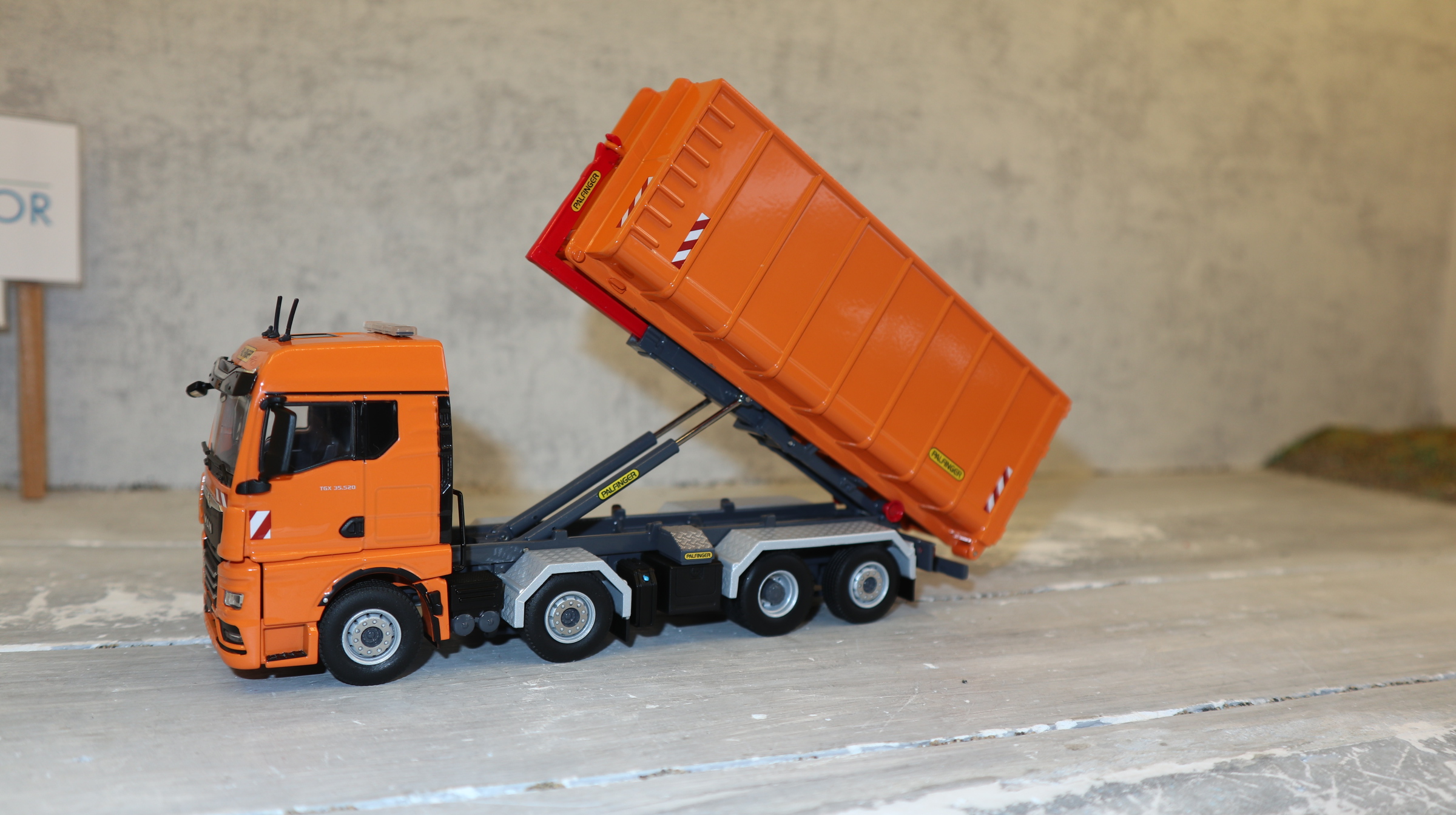 WSI 02-3791 in 1:50, MAN TGX 8x2 mit Palfinger Abroller und Container, NEU in OVP