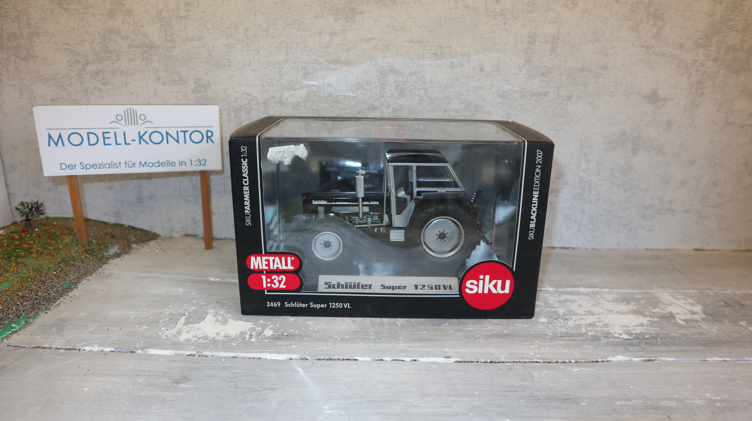 Siku 3469 in 1:32, Schlüter 1250 VL Blackline, NEU in OVP