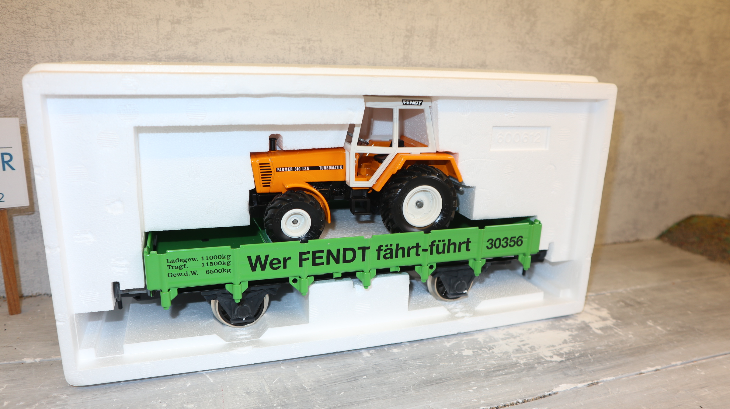 Siku 2851 Märklin 54801 in 1:32, MAXI Spur1 Anhänger mit Fendt 310 LSA in gelb, NEU in OVP