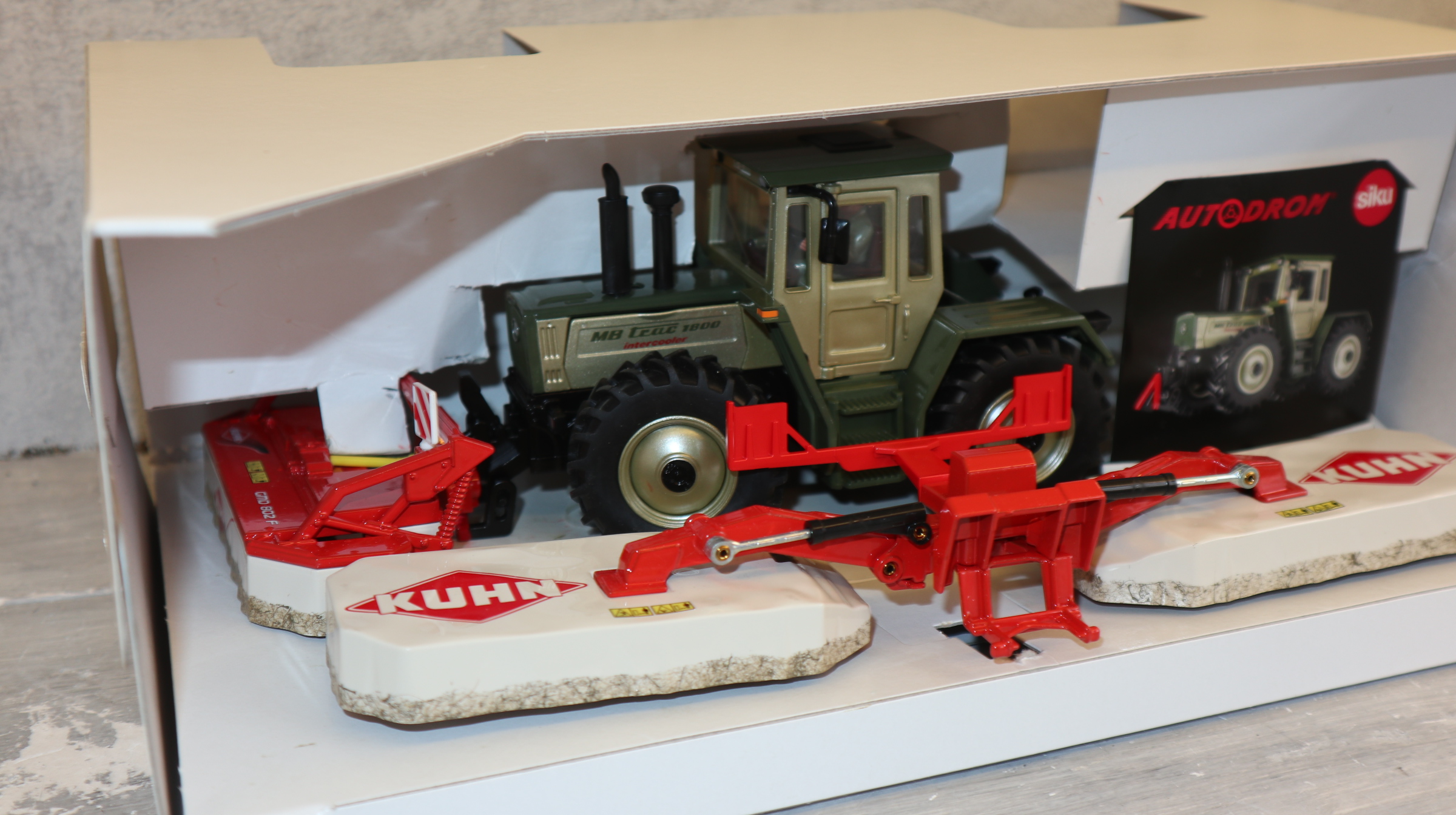 Siku 8505 in 1:32,  MB-Trac 1800 in silberdistel mit KUHN Mähkombination, NEU in OVP
