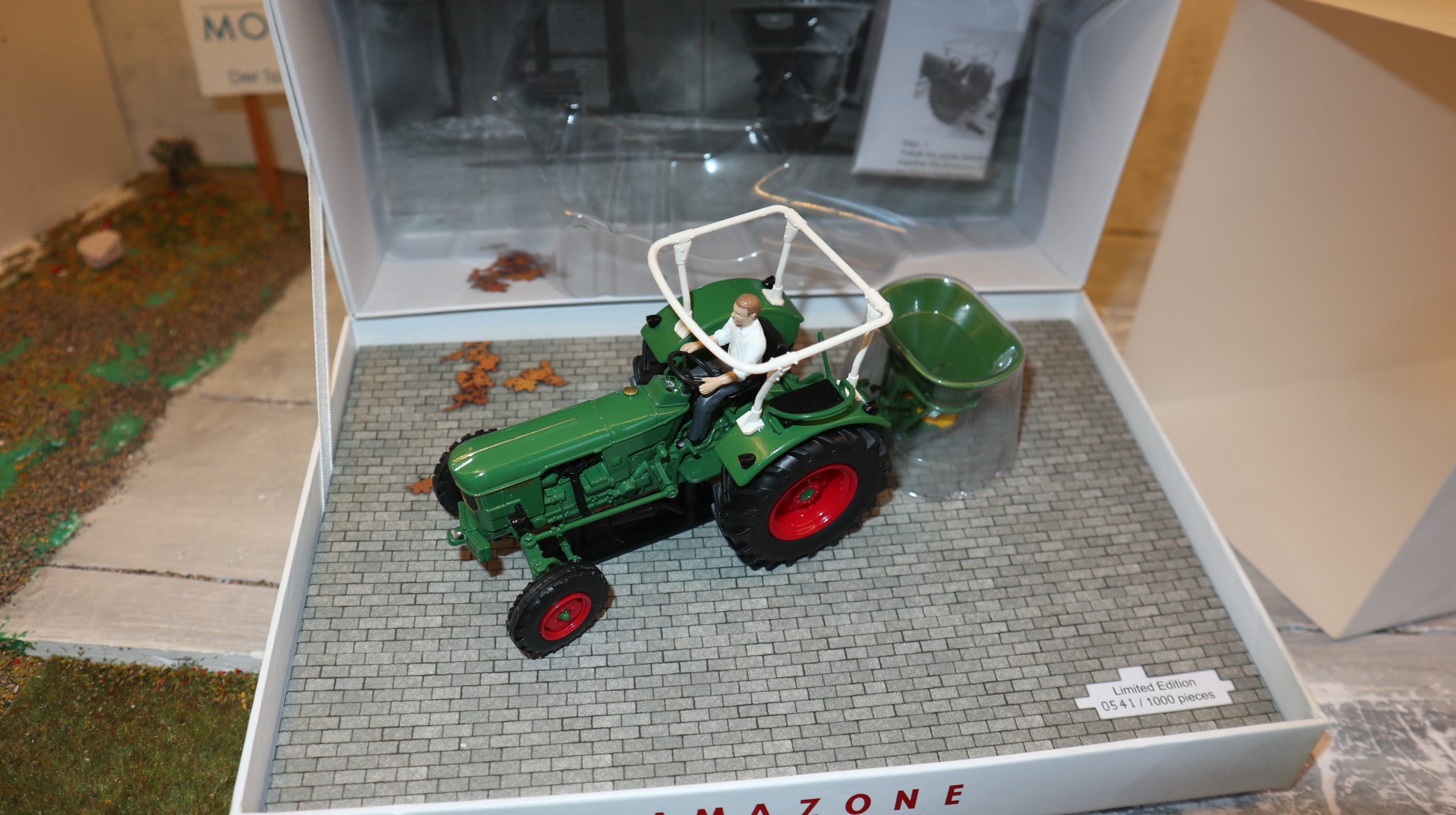 Universal Hobbies UH 5371 in 1:32 AMAZONE ZA Streuer mit Deutz D60 05, NEU in OVP (kleiner Fehler)