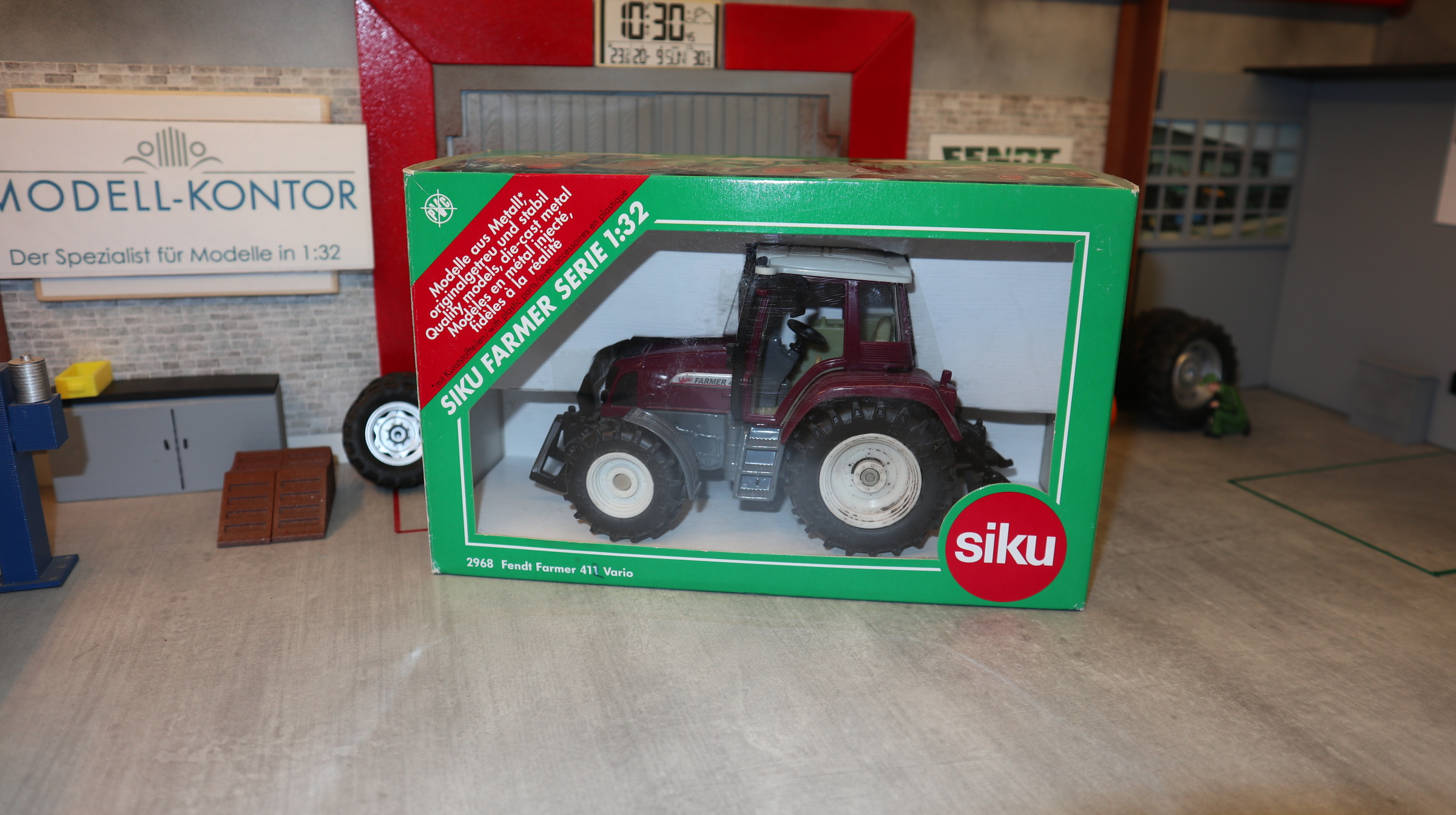 Siku 2968 in 1:32,  -  Sondermodell Fendt 409 bordauxrot aus 2003 - NEU in OVP
