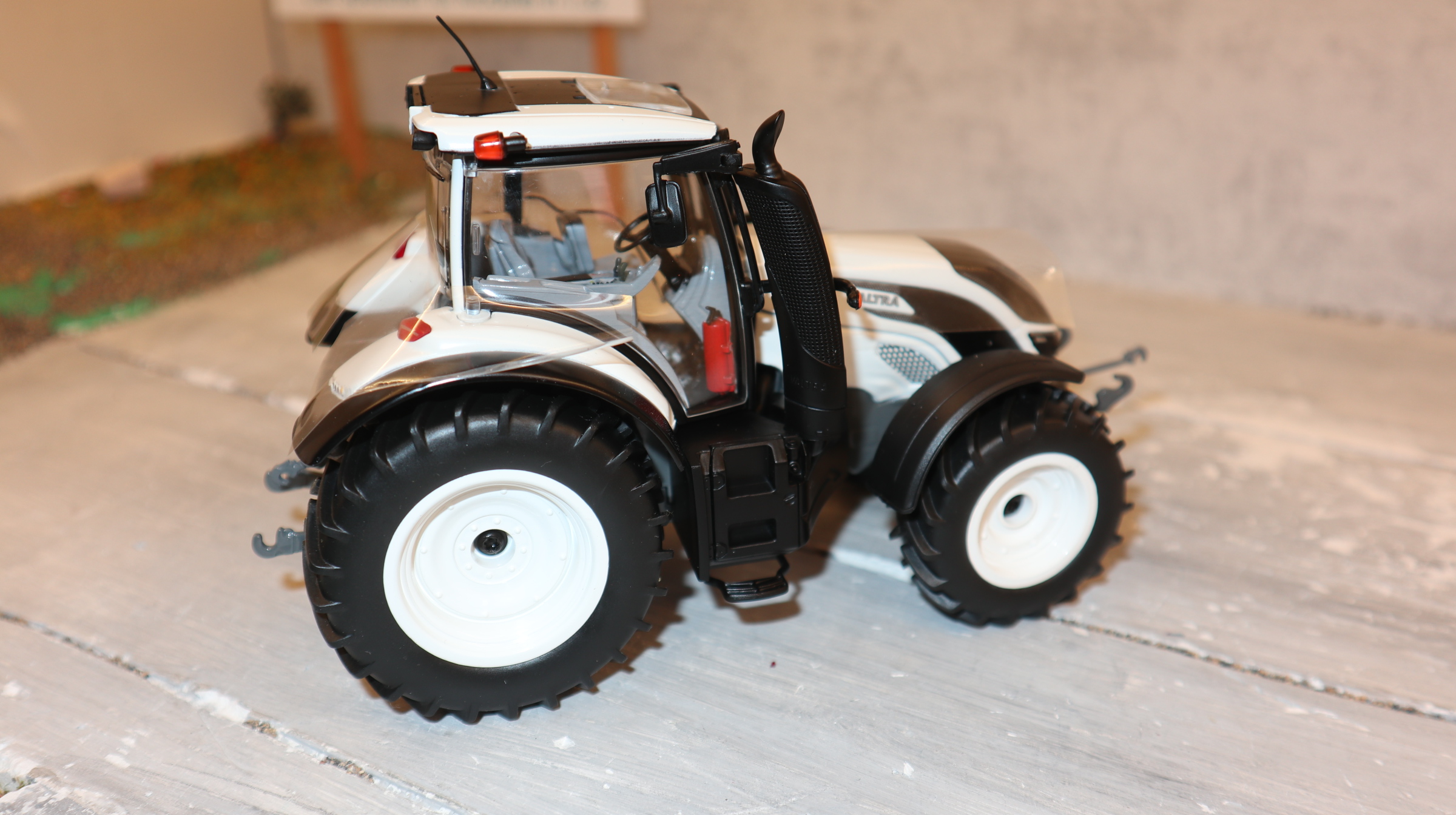 Wiking 42701991 in 1:32,  Valtra T234 weiß, Sondermodell von Valtra, NEU in OVP